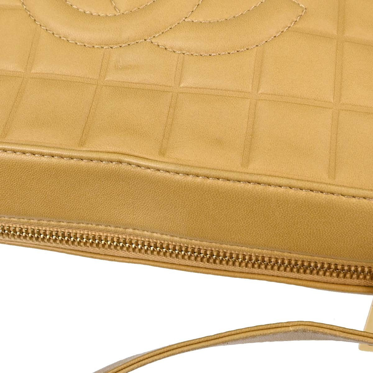 Chanel Chocolate Bar Cc Quilted Leather Beige Leather Shoulder Bag Bag (Pre-Owned)