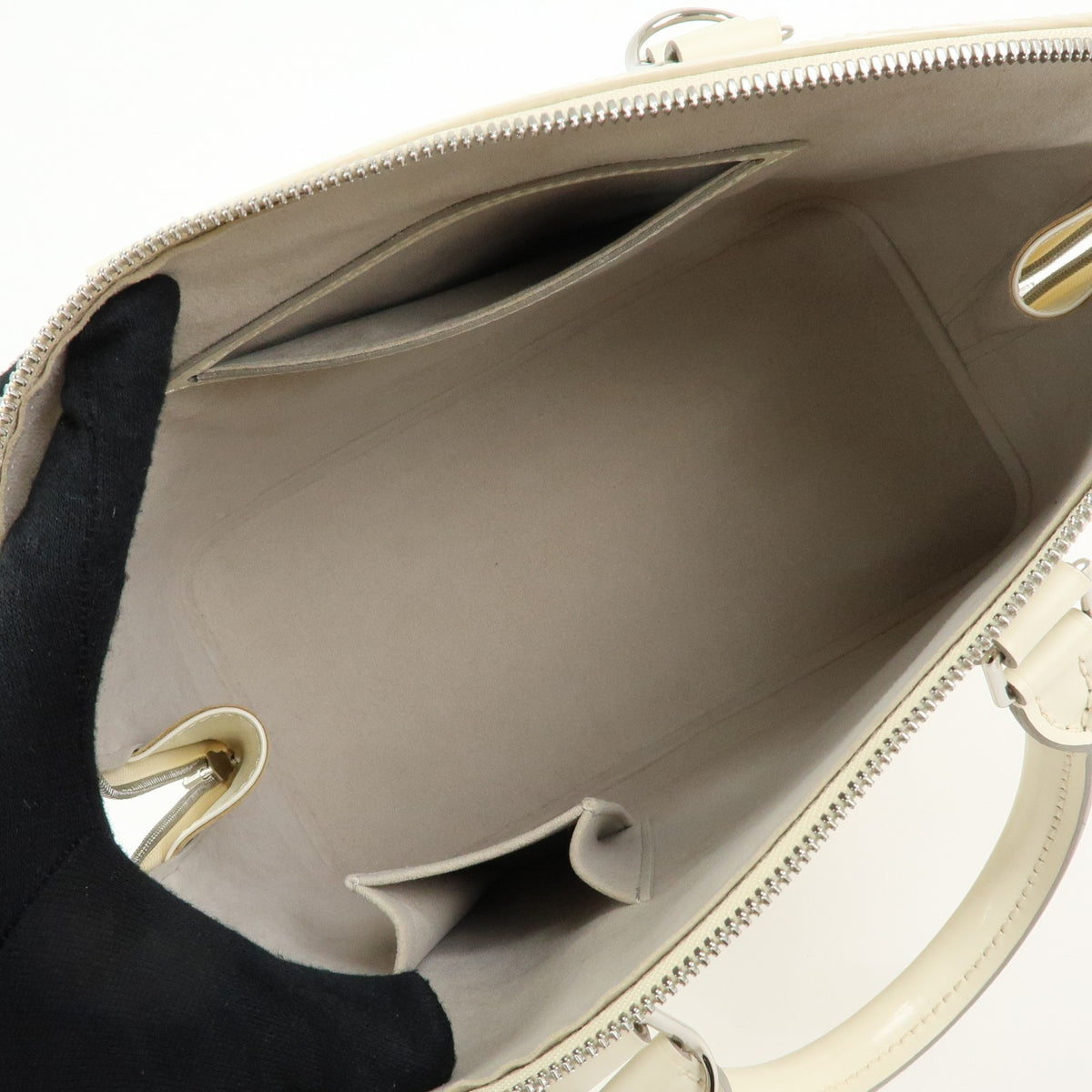 Louis Vuitton Alma Epi Leather White Leather Handbag (Pre-Owned)