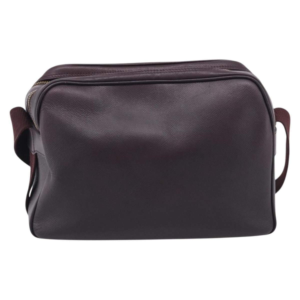 Louis Vuitton Reporter Taiga Leather Burgundy Leather Shoulder Bag Bag (Pre-Owned)
