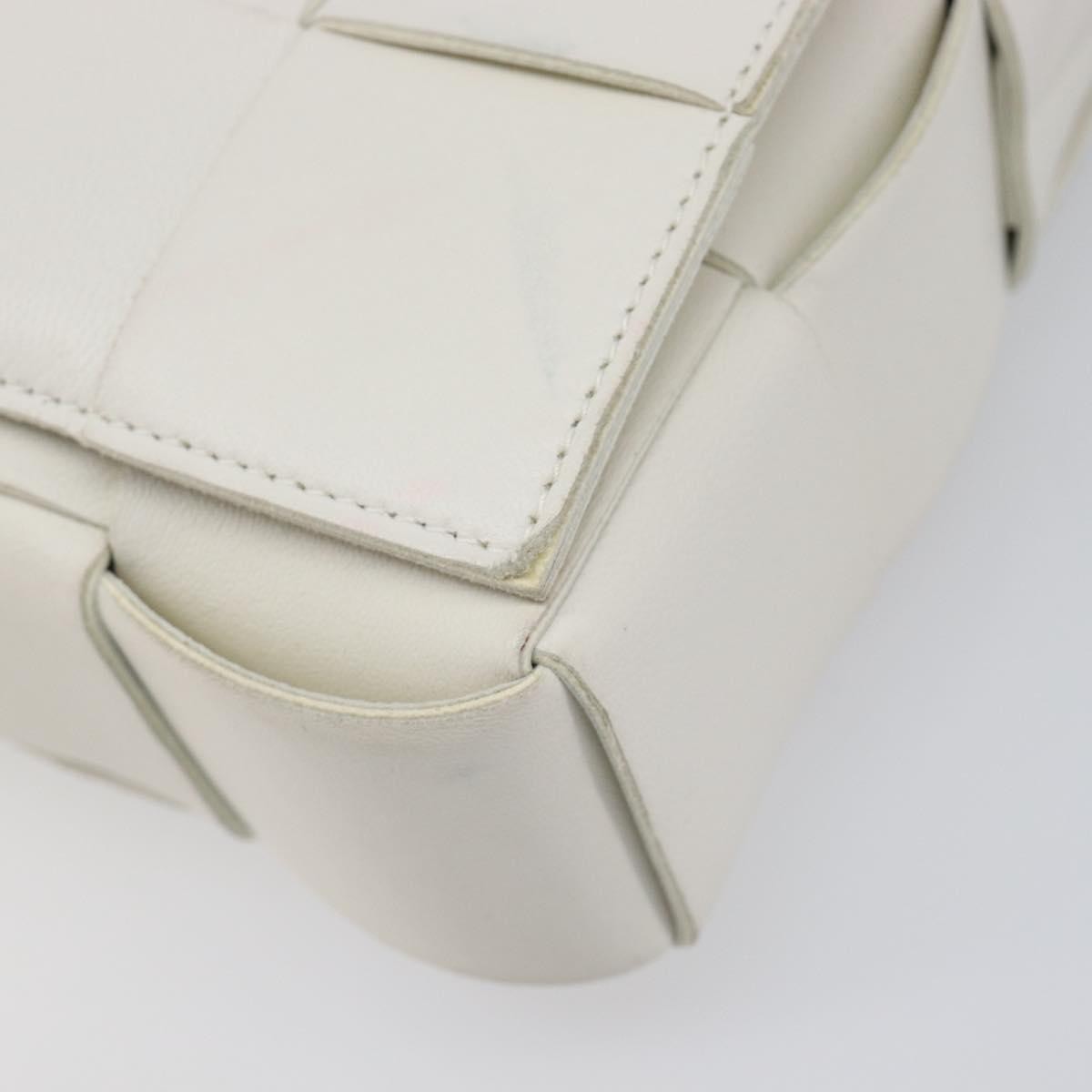 Bottega Veneta Cassette Maxi Intrecciato Leather White Leather Crossbody Bag Bag (Pre-Owned)