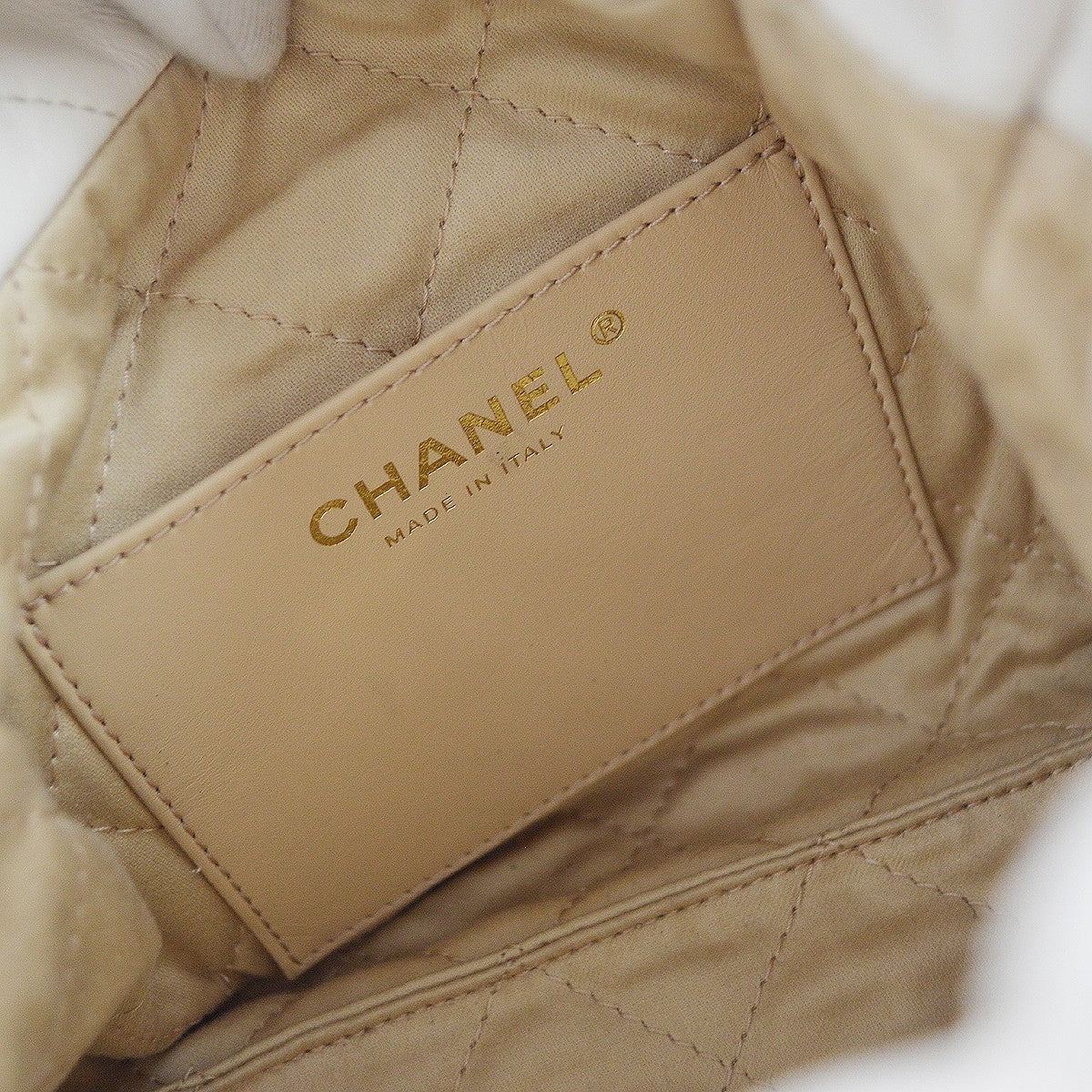 Chanel 22 Chain Hobo Quilted Shaded Calfskin White Leather Shoulder Bag Bag (Pre-Owned)