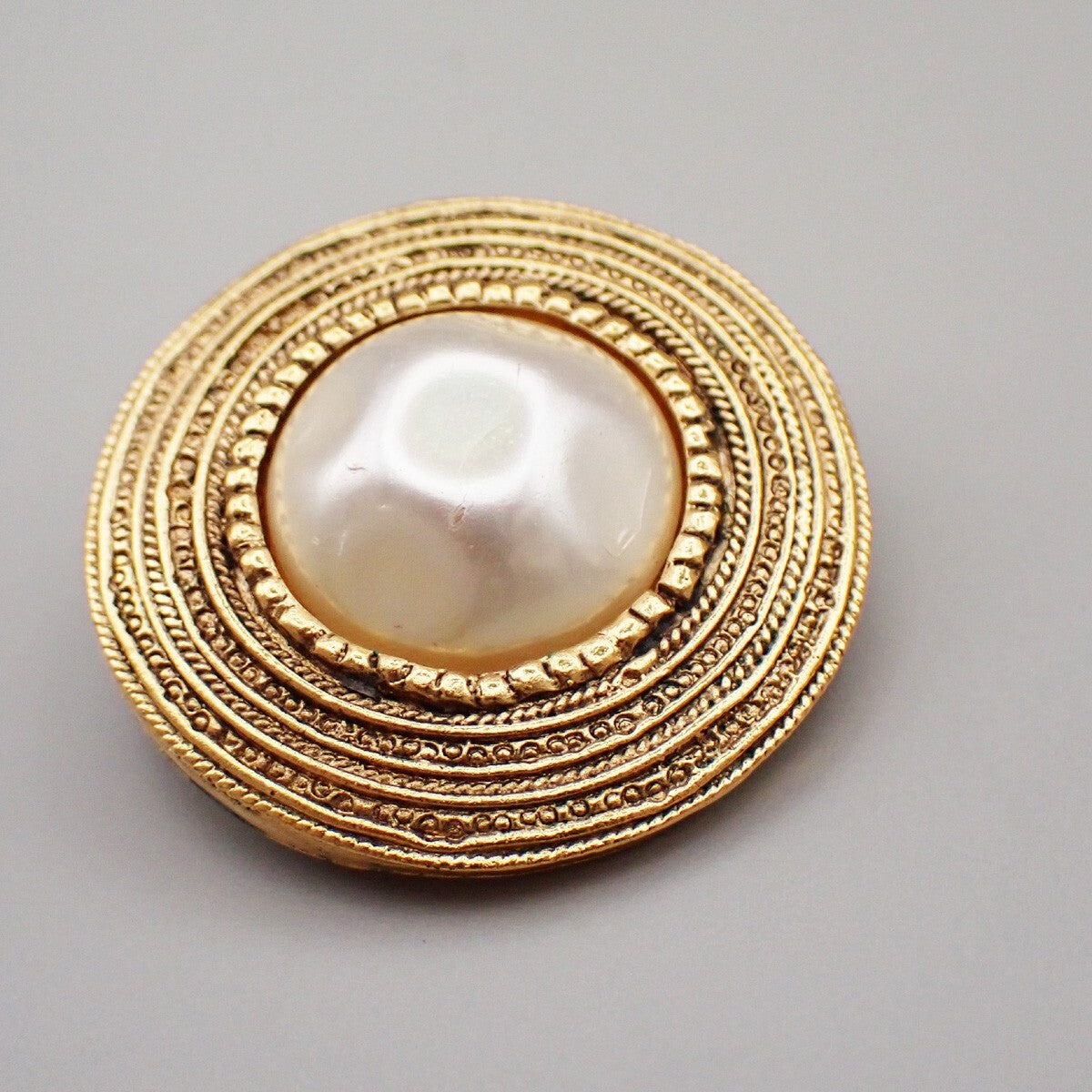 Chanel Vintage Round Clip-On Metal With Faux Pearl Gold Gold_Plated Earrings Jewelry (Pre-Owned)