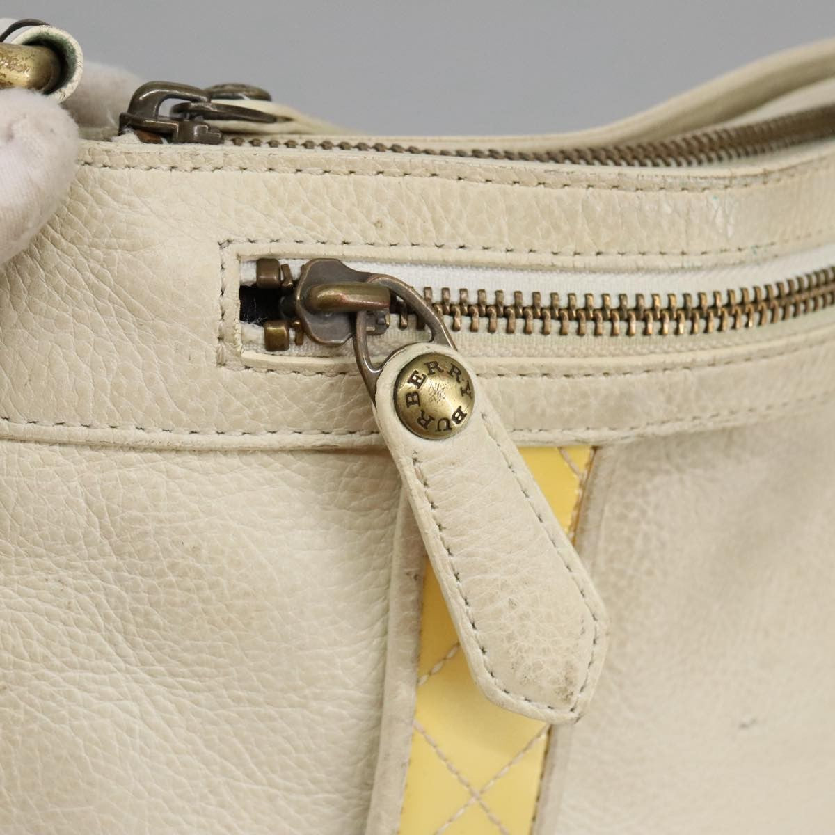 Burberry Vintage Leather White Leather Shoulder Bag Bag (Pre-Owned)