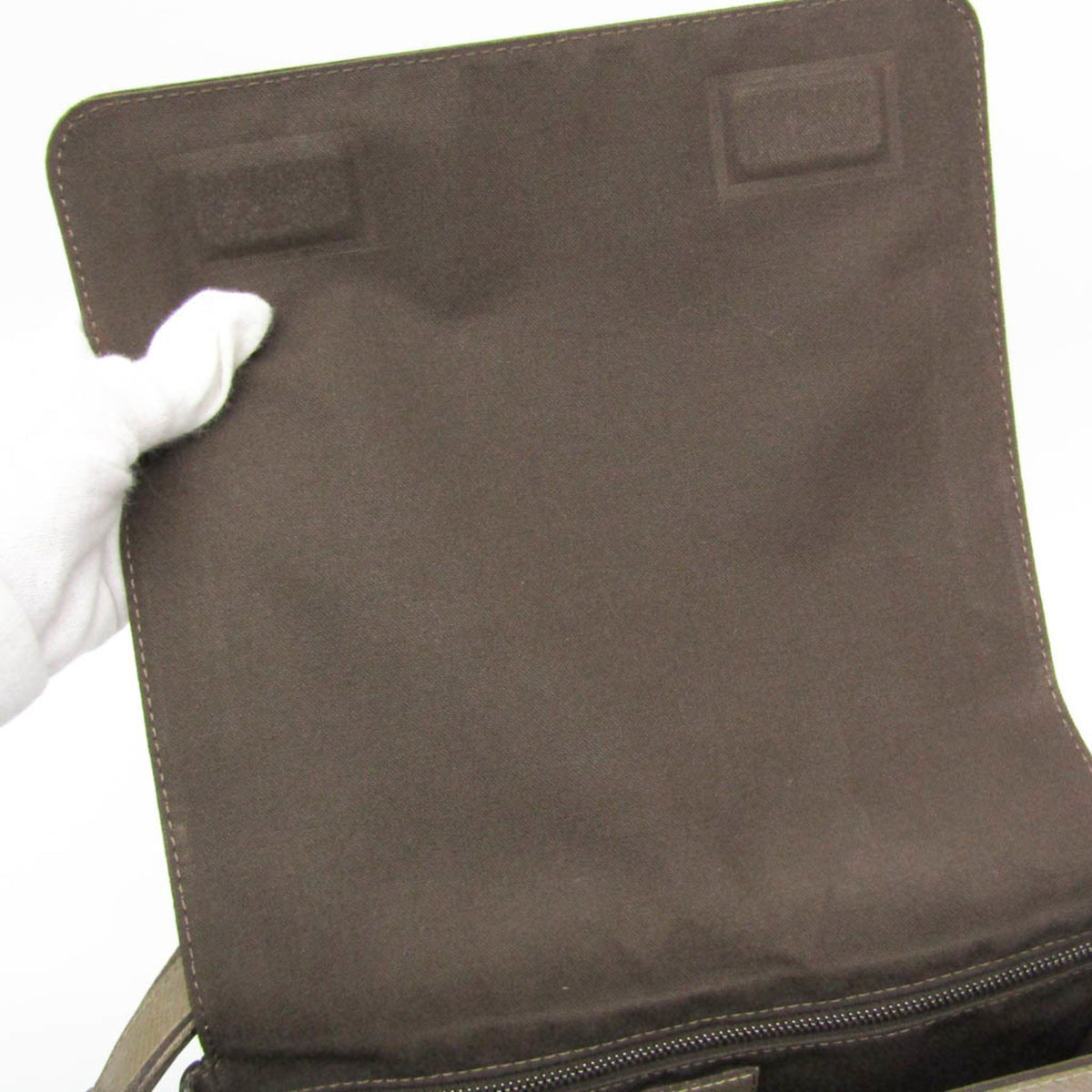 Louis Vuitton Roman Taiga Leather Beige Leather Shoulder Bag Bag (Pre-Owned)