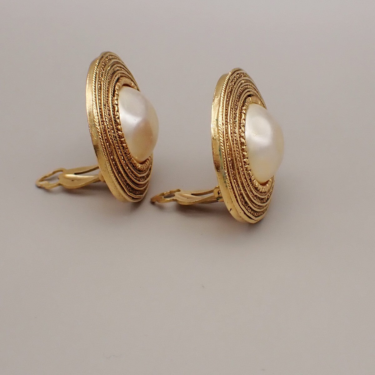 Chanel Vintage Round Clip-On Metal With Faux Pearl Gold Gold_Plated Earrings Jewelry (Pre-Owned)