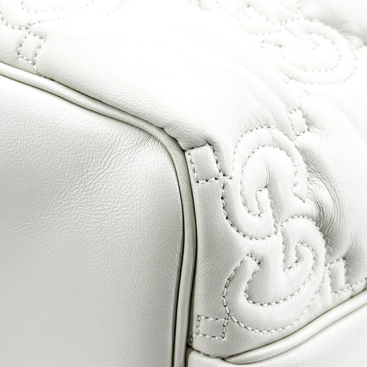 Gucci Gg Marmont Matelassé Leather White Leather Shoulder Bag Bag (Pre-Owned)