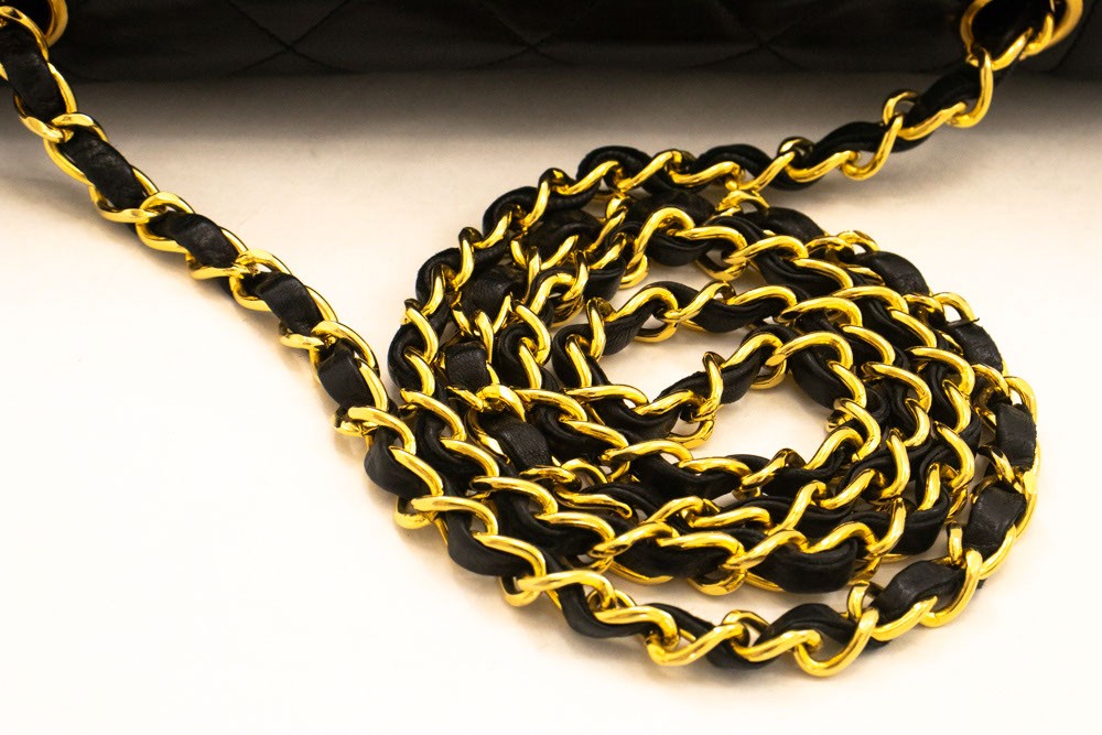 Chanel Vintage Chain Curved Flap Quilted Leather Black Leather Shoulder Bag Bag (Pre-Owned)