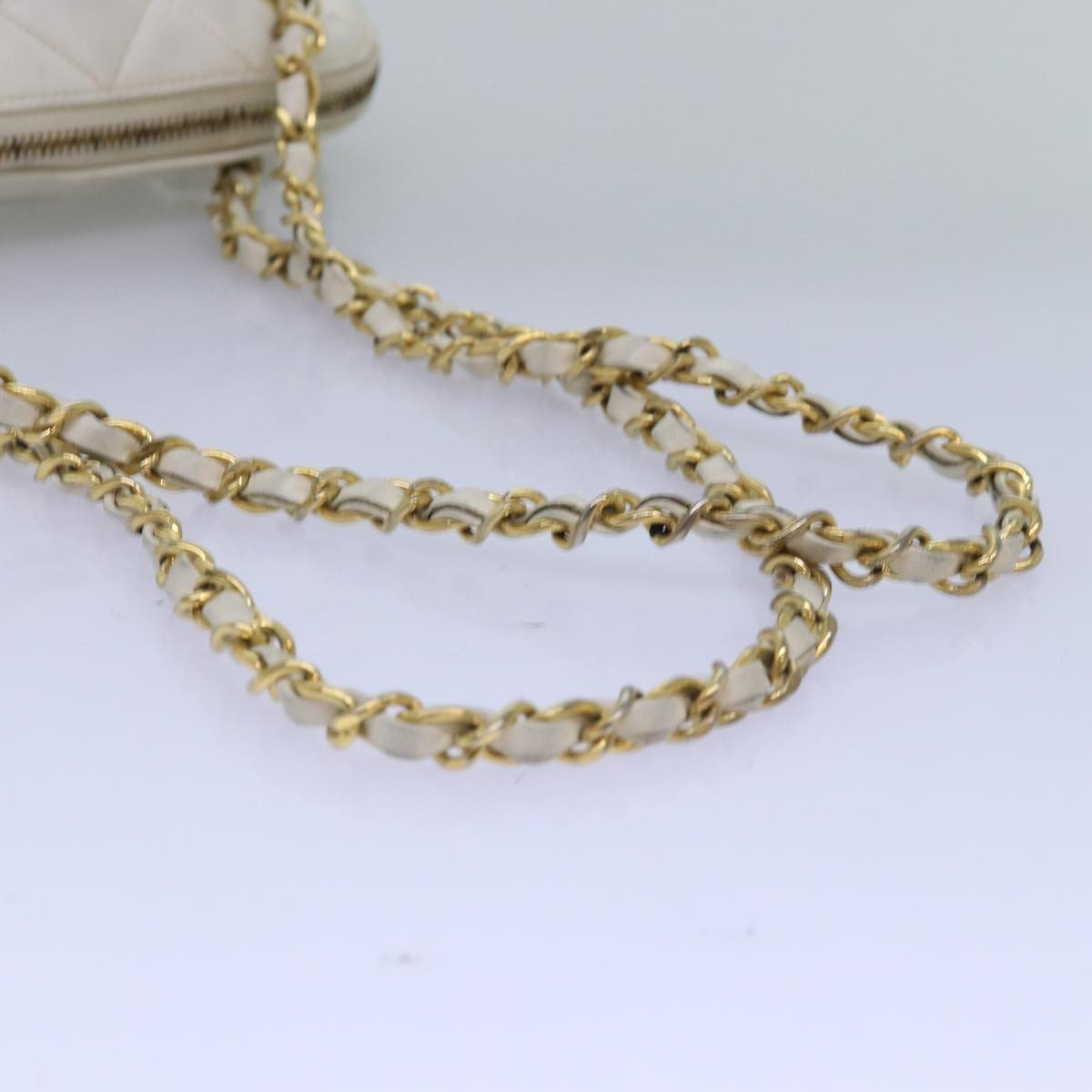 Chanel Vintage Zip Chain Quilted Caviar White Leather Shoulder Bag Bag (Pre-Owned)