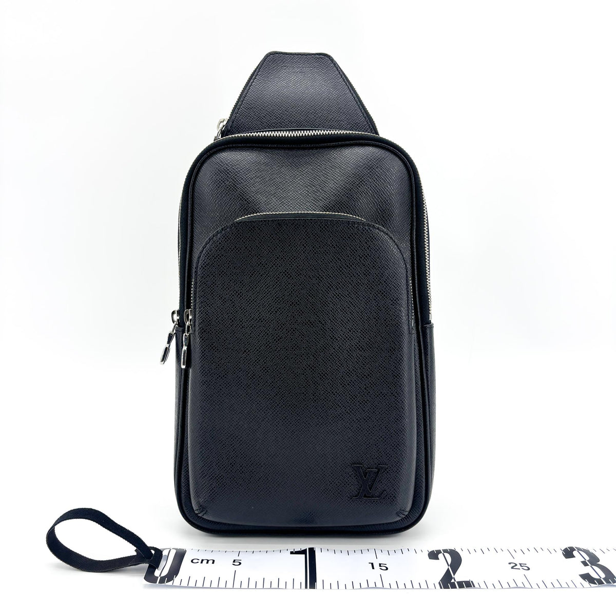 Louis Vuitton Avenue Sling Taiga Leather Black Leather Handbag (Pre-Owned)