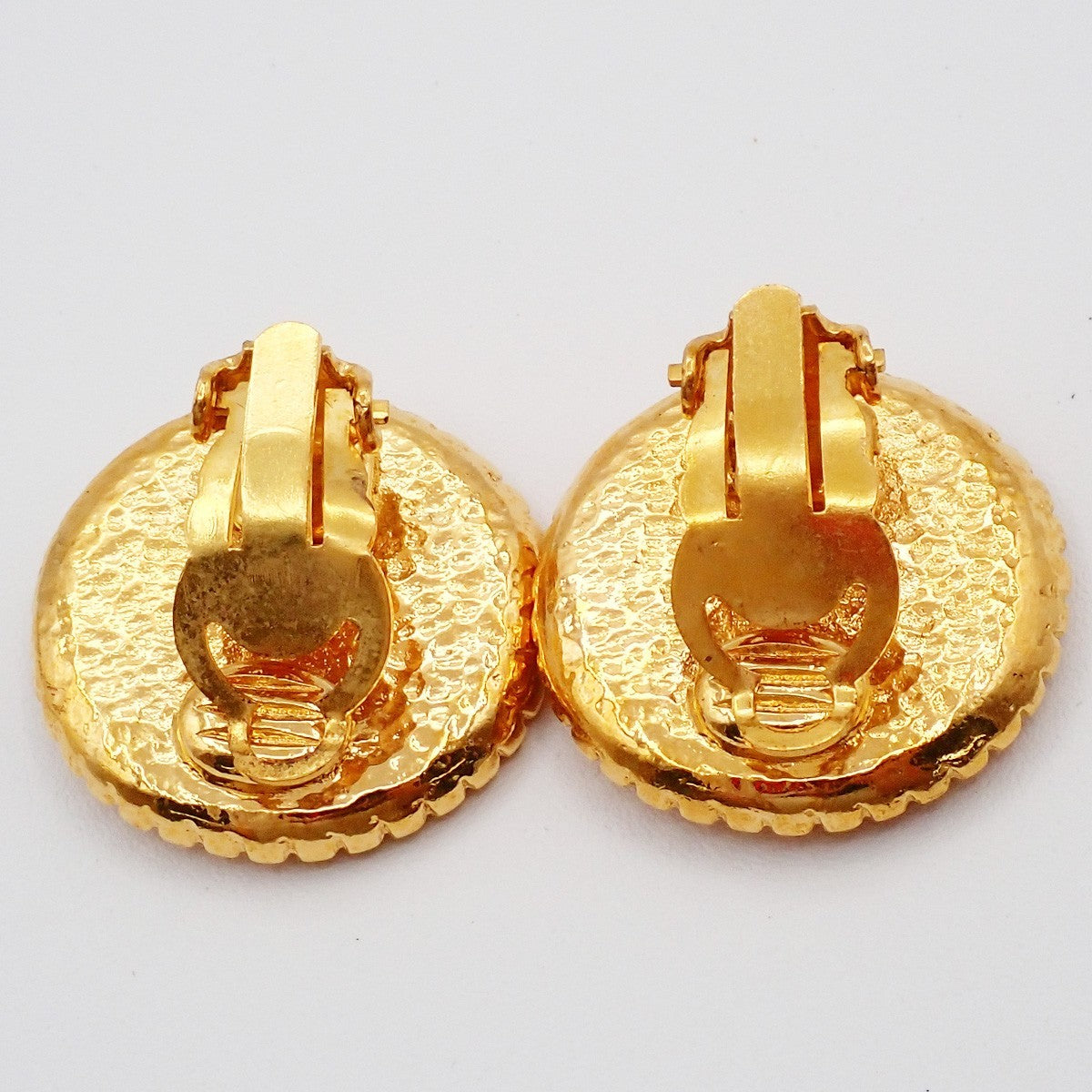 Chanel Vintage Cc Round Button Clip-On Metal Gold Gold_Plated Earrings Jewelry (Pre-Owned)