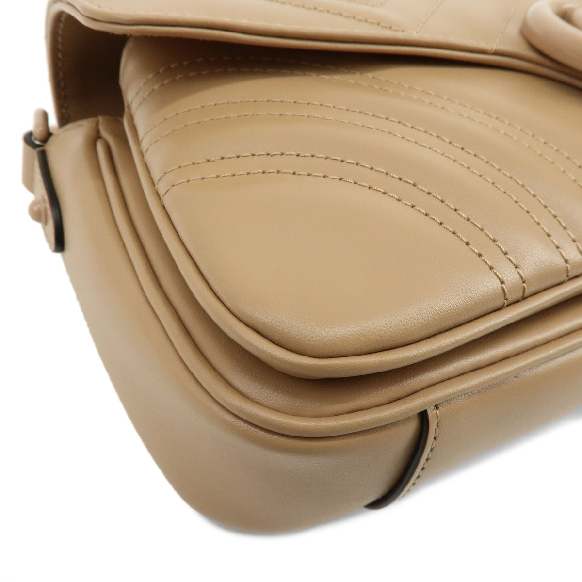 Gucci Gg Marmont Monochrome Chain Matelasse Leather Beige Leather Crossbody Bag Bag (Pre-Owned)