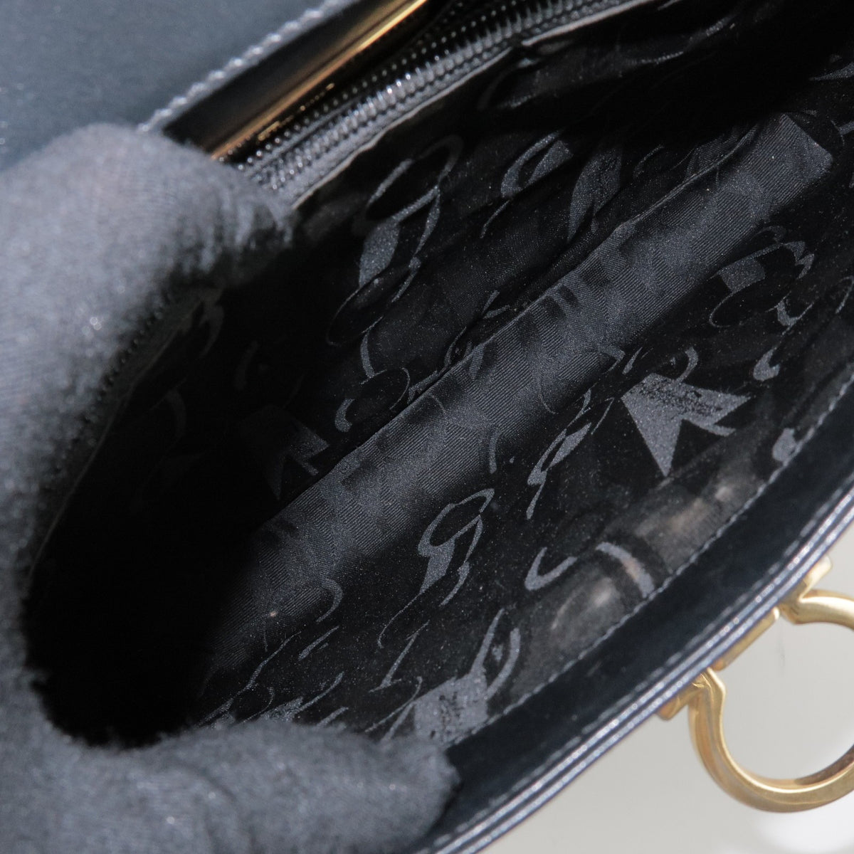 Salvatore Ferragamo Trifolio Leather Black Leather Shoulder Bag Bag (Pre-Owned)