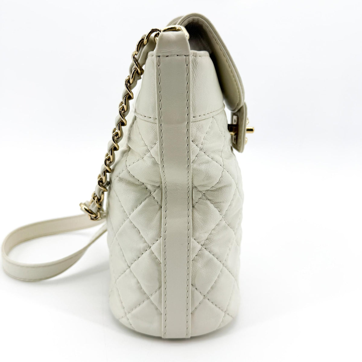 Chanel Cc Lock Flap Bucket Quilted Lambskin White Leather Shoulder Bag Bag (Pre-Owned)