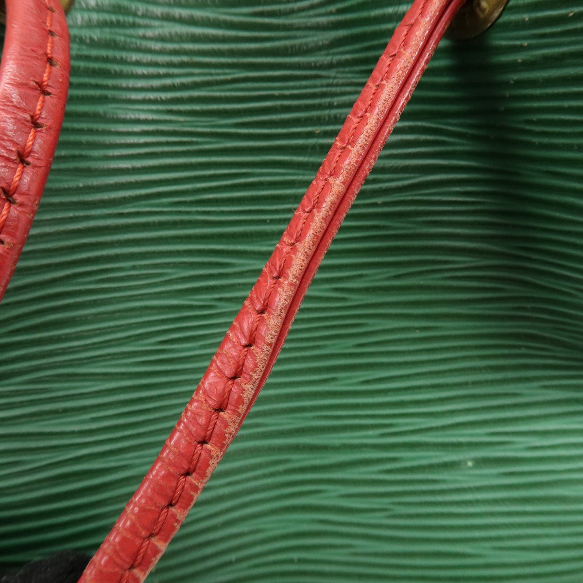 Louis Vuitton Bicolor Petit Noe Epi Leather Green Leather Handbag (Pre-Owned)