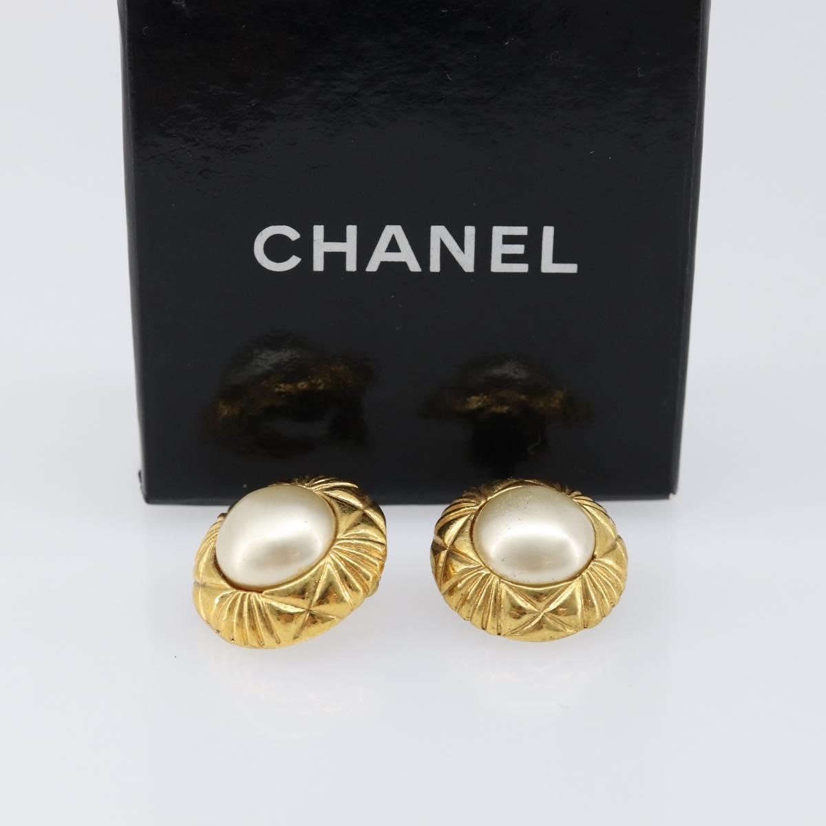 Chanel Vintage Round Clip-On Metal With Faux Pearl Gold Metal Earrings Jewelry (Pre-Owned)