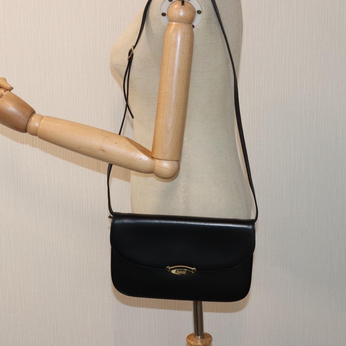 Bally Vintage Leather Black Leather Shoulder Bag Bag (Pre-Owned)