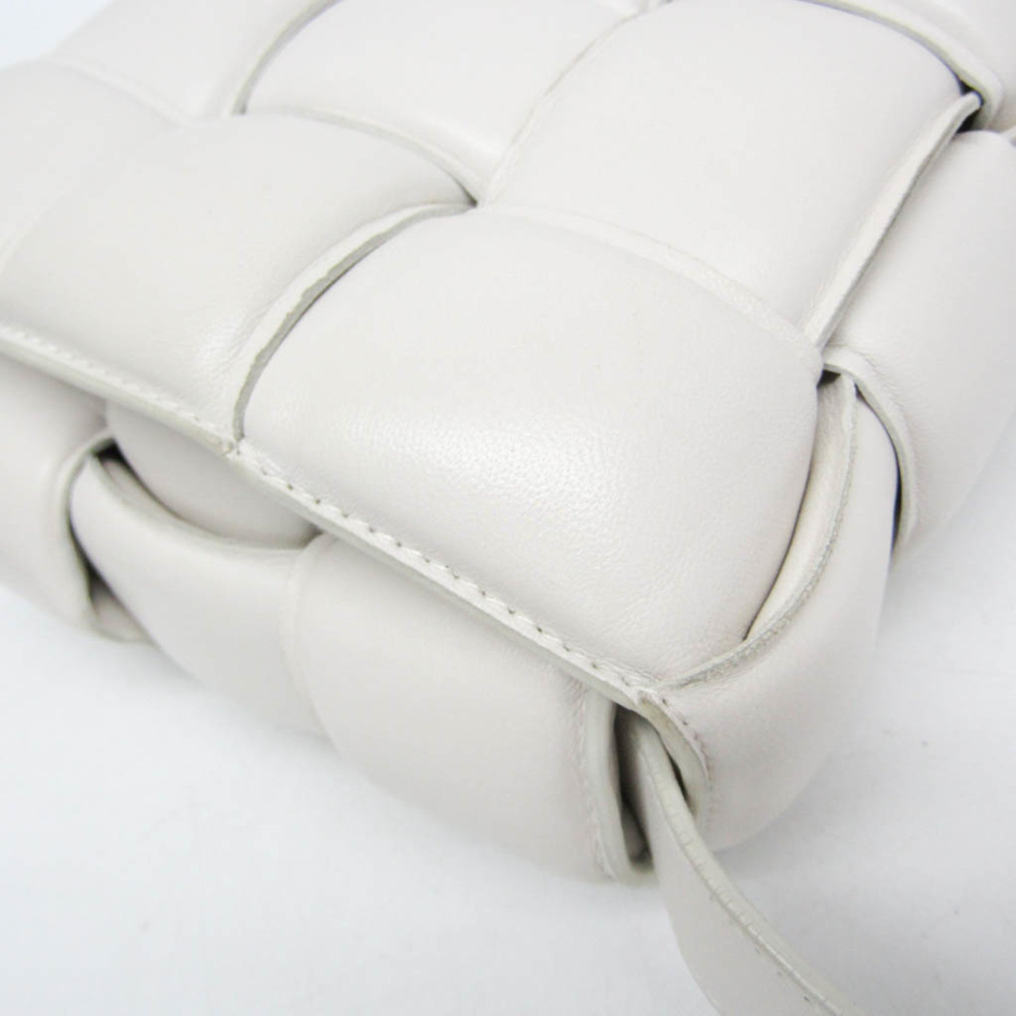 Bottega Veneta Cassette Chain Padded Maxi Intrecciato Leather White Leather Shoulder Bag Bag (Pre-Owned)