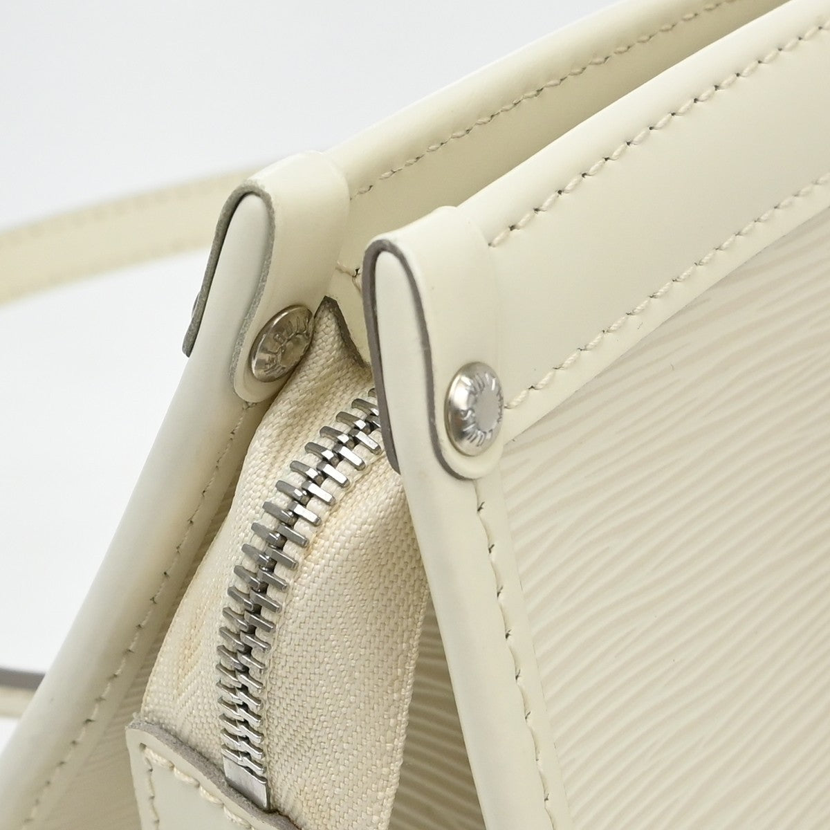 Louis Vuitton Madeleine Epi Leather White Leather Shoulder Bag Bag (Pre-Owned)