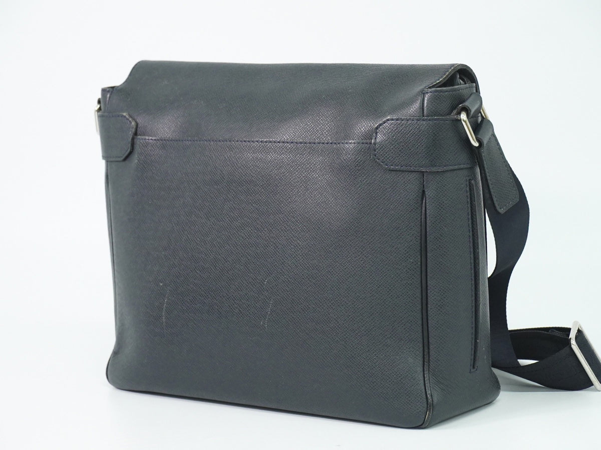 Louis Vuitton Roman Taiga Leather Navy Leather Shoulder Bag Bag (Pre-Owned)