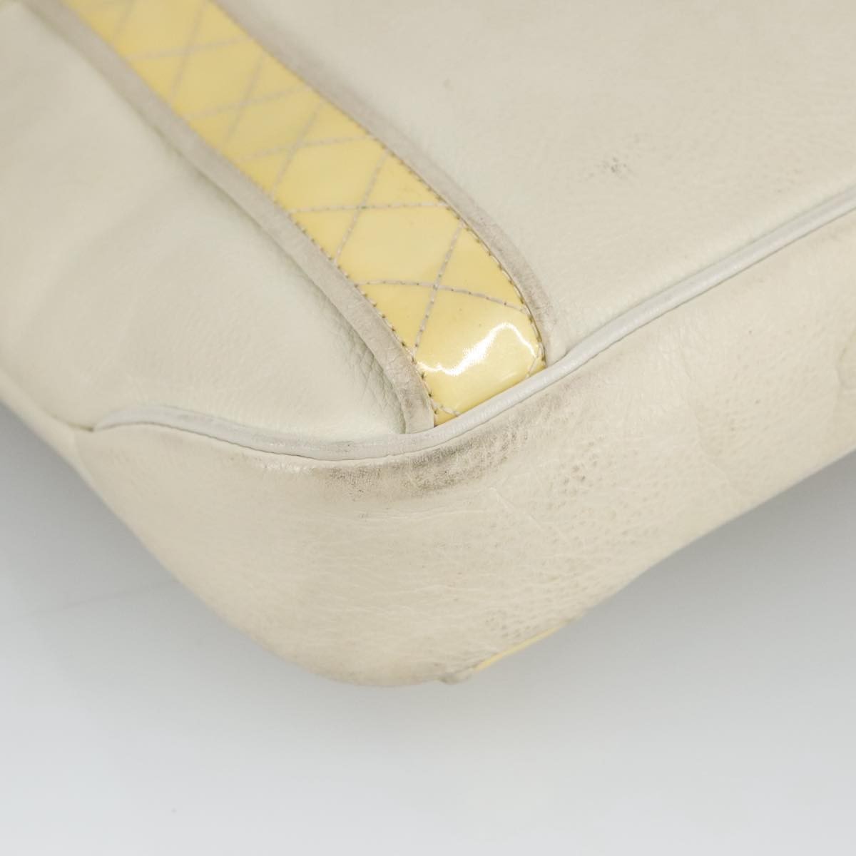 Burberry Vintage Leather White Leather Shoulder Bag Bag (Pre-Owned)