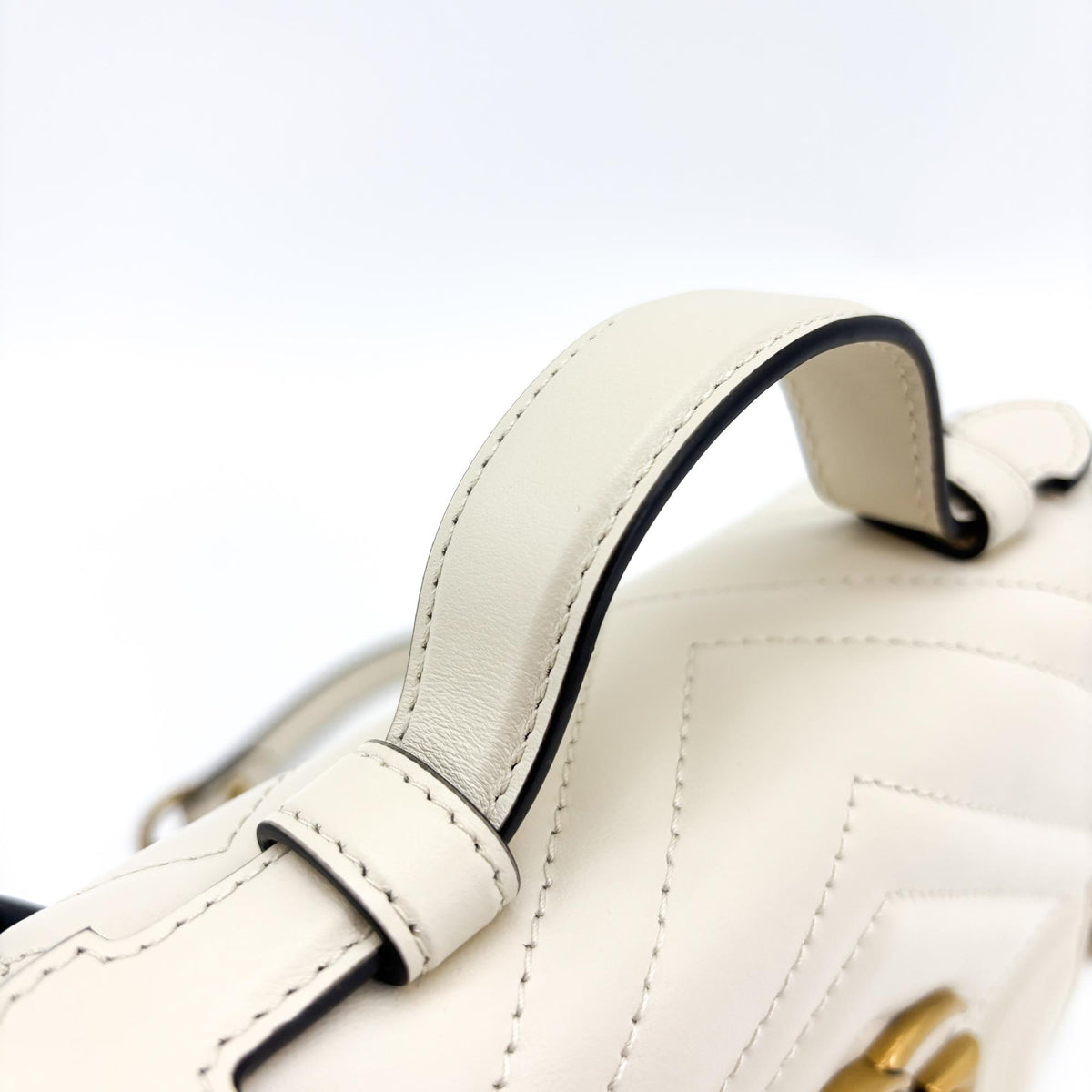 Gucci Gg Marmont Top Handle Flap Matelasse Leather White Leather Handbag (Pre-Owned)