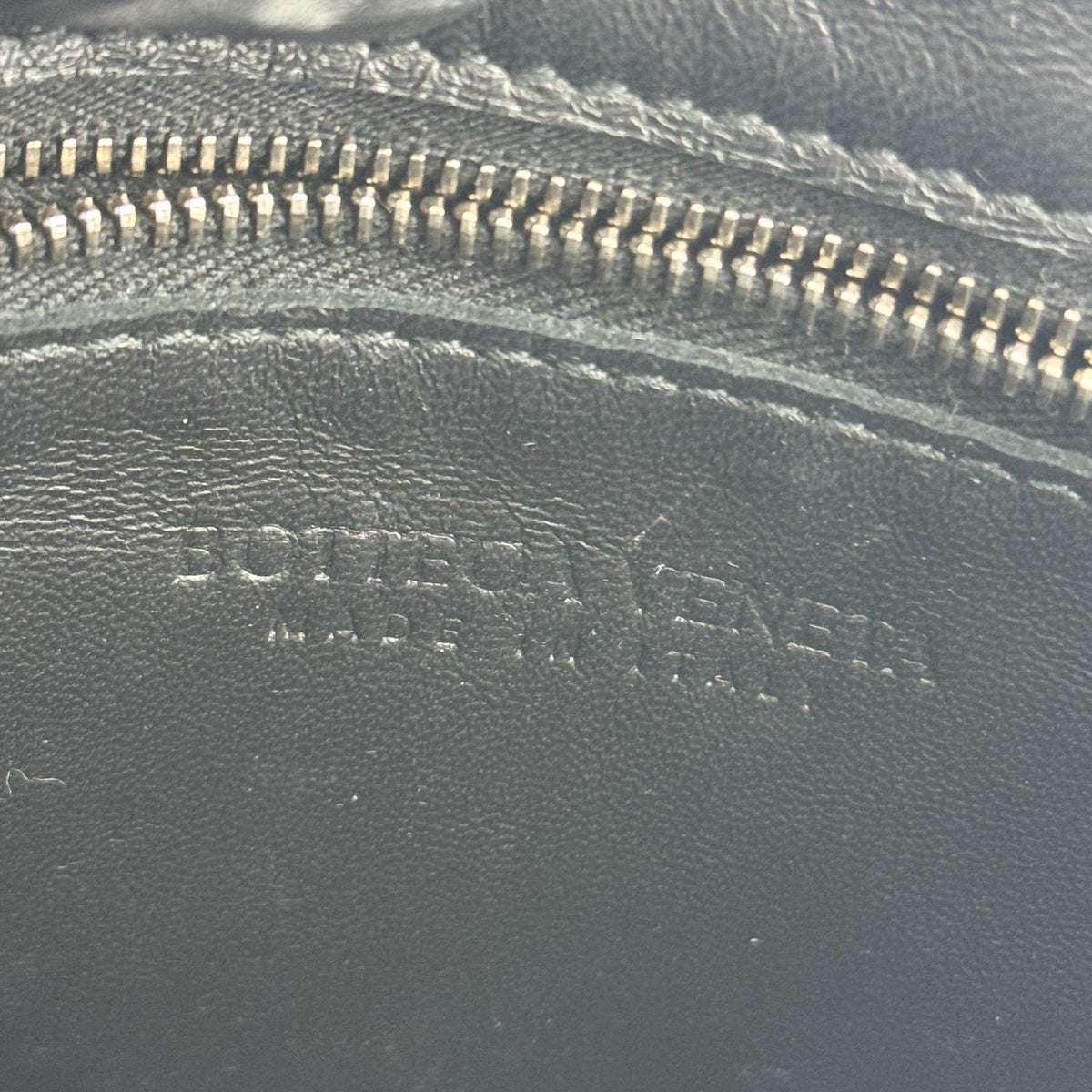 Bottega Veneta Cassette Maxi Intrecciato Leather Black Leather Crossbody Bag Bag (Pre-Owned)