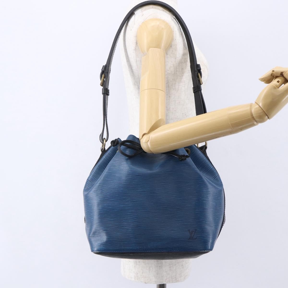 Louis Vuitton Petit Noe Epi Leather Blue Leather Shoulder Bag Bag (Pre-Owned)