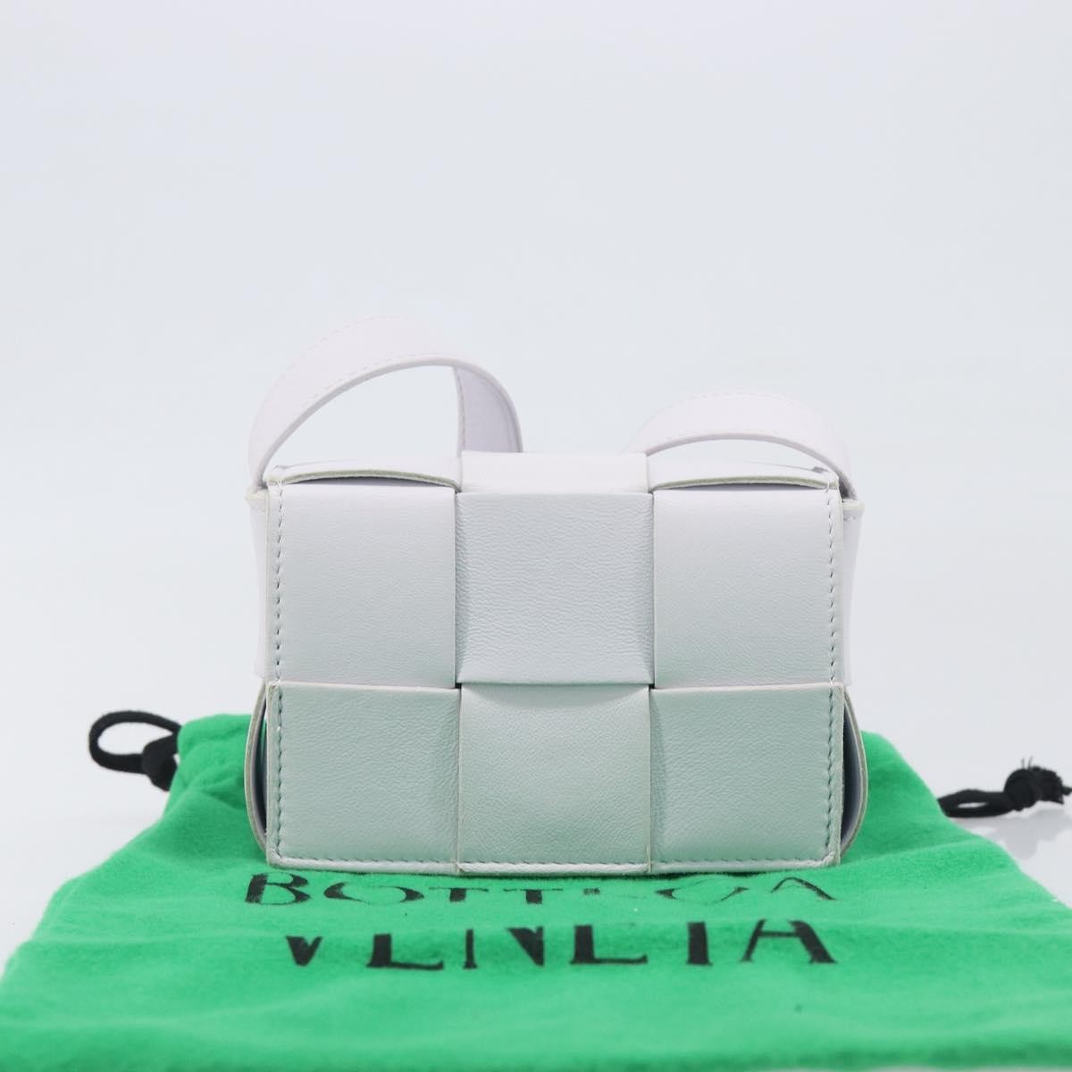 Bottega Veneta Cassette Maxi Intrecciato Leather White Leather Clutche & Pouche Bag (Pre-Owned)