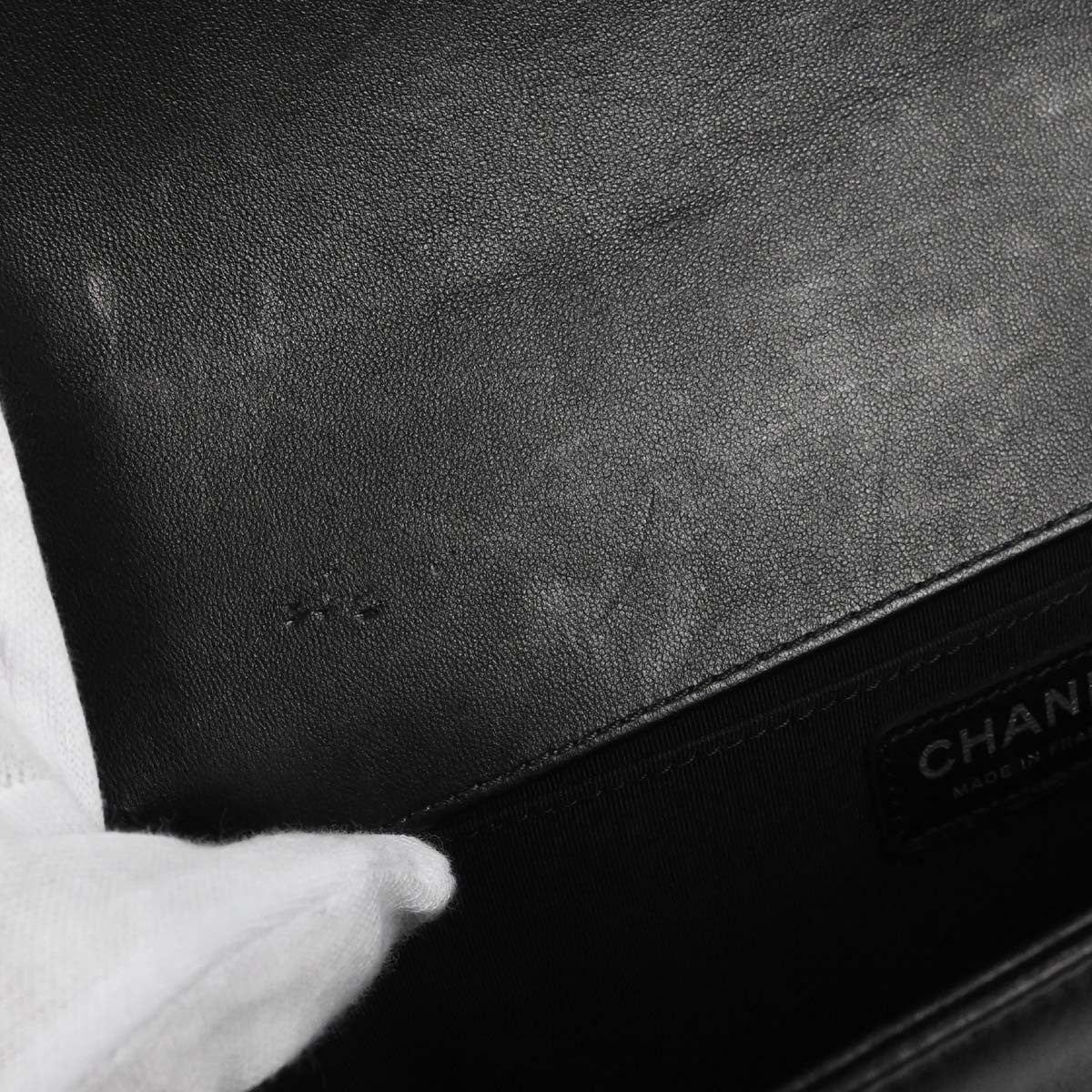Chanel Boy Chanel Quilted Black Leather Shoulder Bag Bag (Pre-Owned)