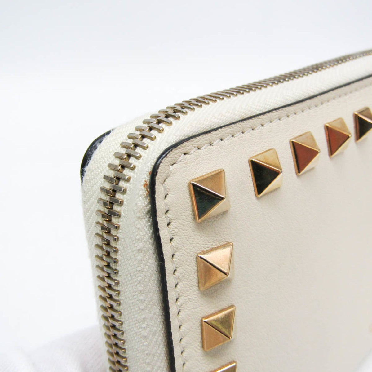 Valentino Garavani Rockstud Zip Around Leather White Leather Wallets Accessory (Pre-Owned)
