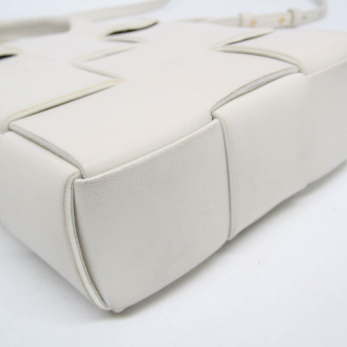 Bottega Veneta Cassette Convertible Maxi Intrecciato Leather White Leather Tote Bag Bag (Pre-Owned)