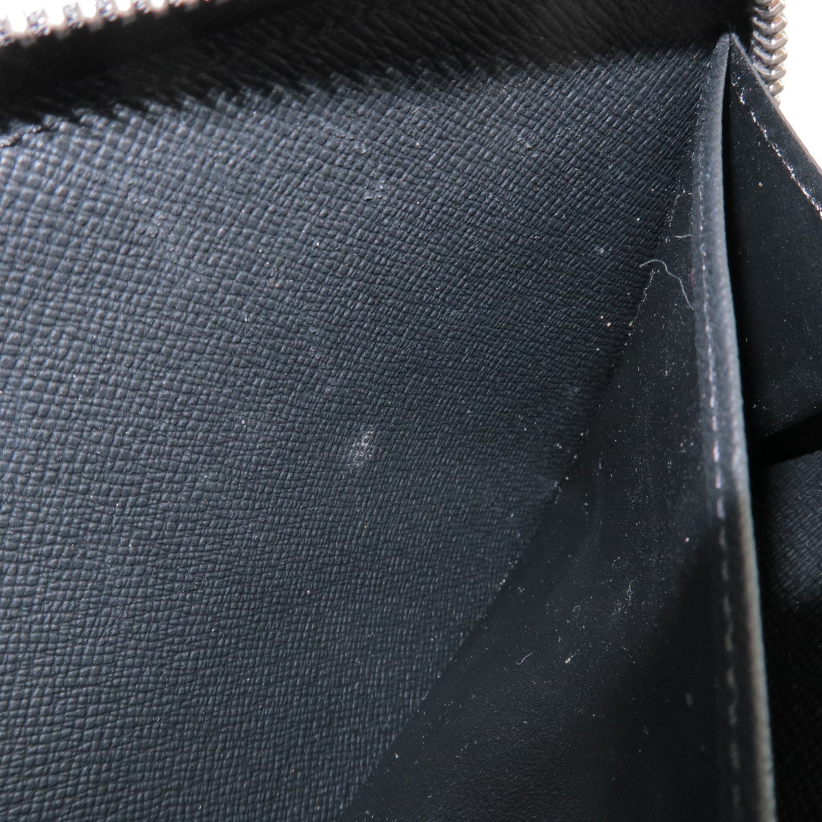 Louis Vuitton Zippy Organizer Taiga Leather Black Leather Wallets Accessory (Pre-Owned)