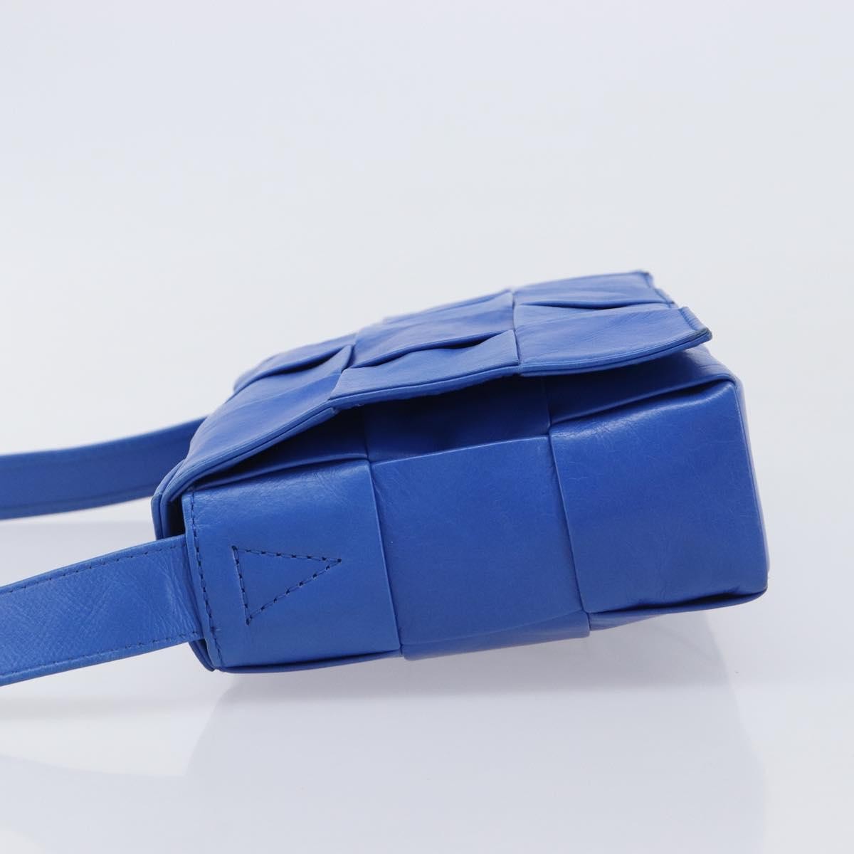 Bottega Veneta Cassette Maxi Intrecciato Leather Blue Leather Crossbody Bag Bag (Pre-Owned)