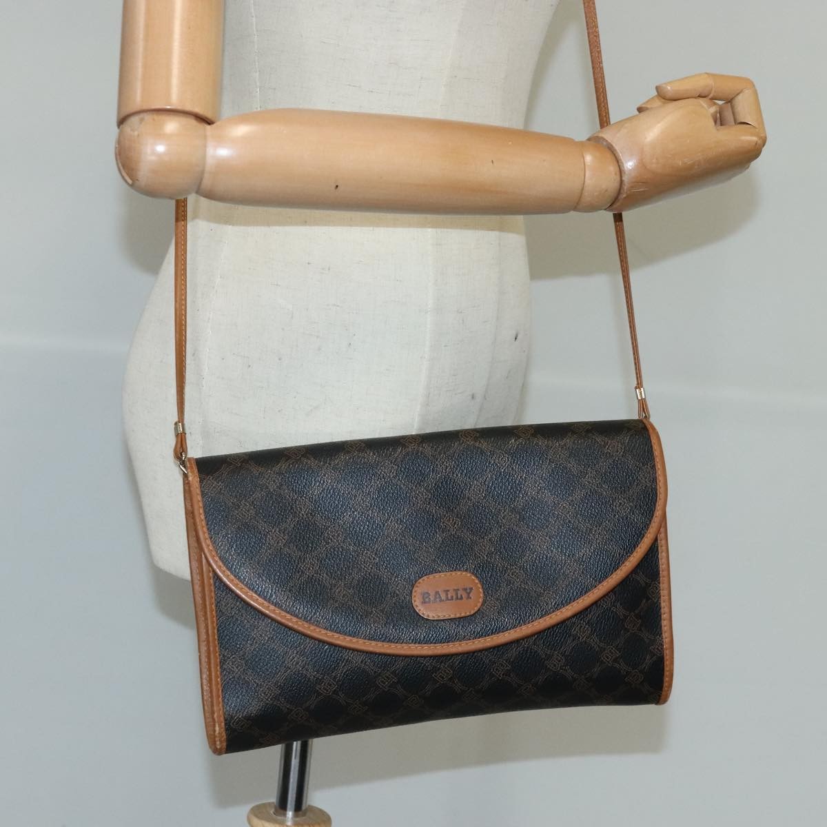 Bally Vintage Leather Black Leather Handbag (Pre-Owned)