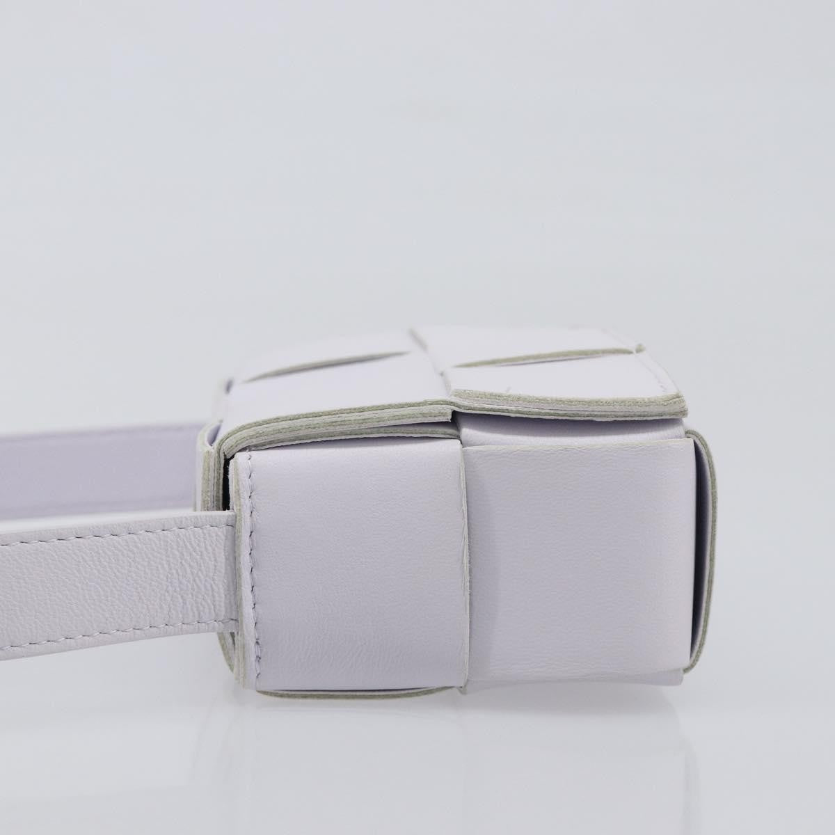Bottega Veneta Cassette Maxi Intrecciato Leather White Leather Clutche & Pouche Bag (Pre-Owned)