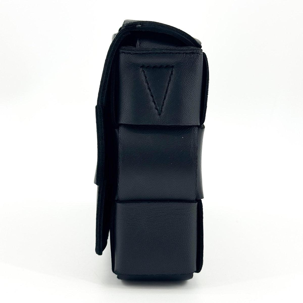 Bottega Veneta Cassette Maxi Intrecciato Leather Black Leather Crossbody Bag Bag (Pre-Owned)