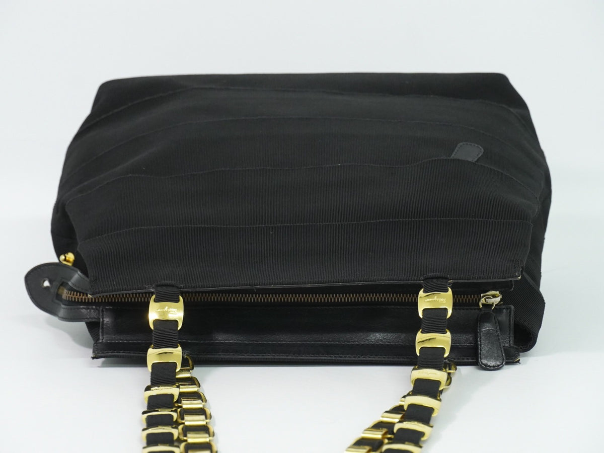 Salvatore Ferragamo Vala Chain Canvas Black Canvas Shoulder Bag Bag (Pre-Owned)