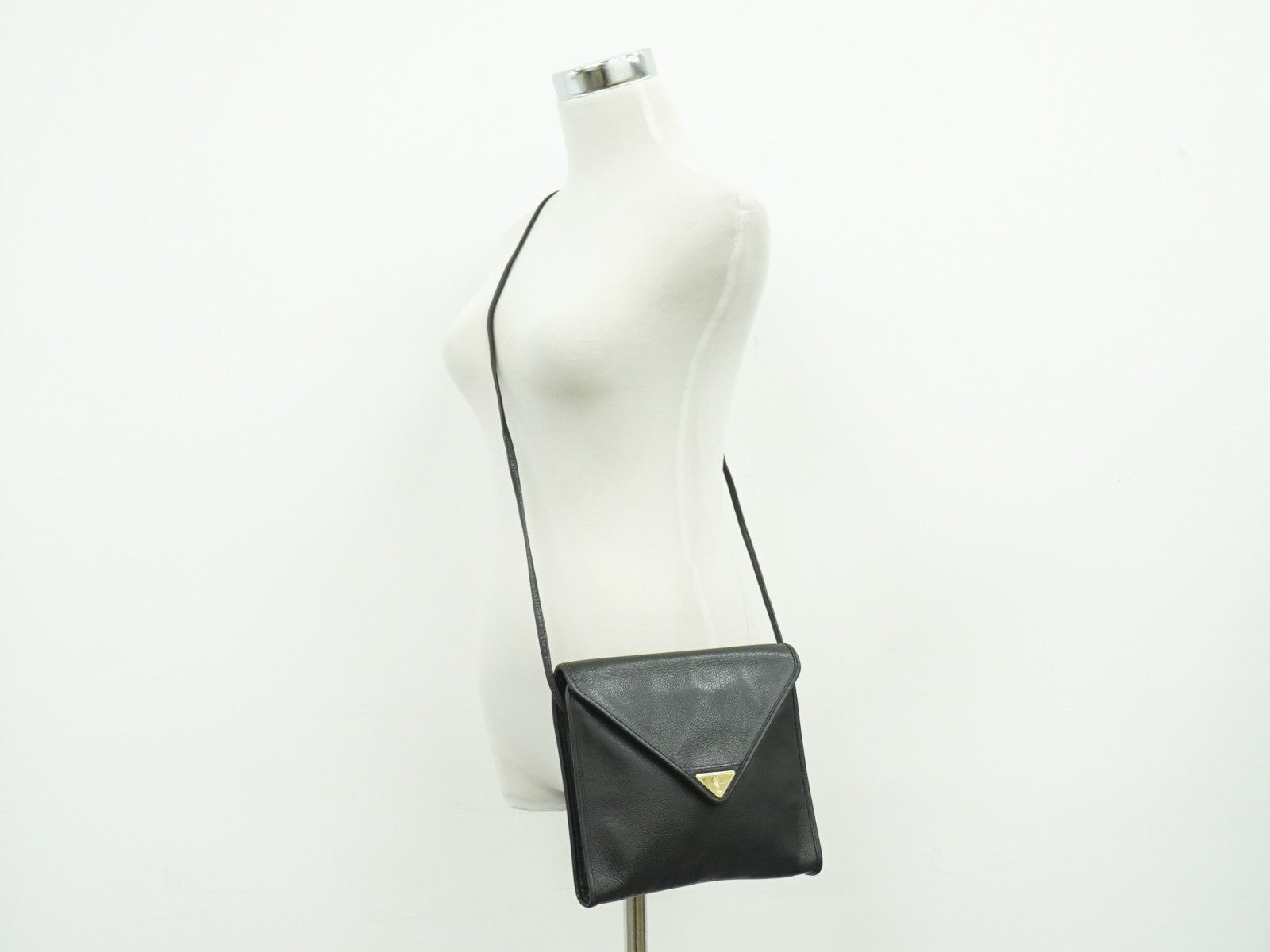 Saint Laurent Vintage Leather Black Leather Shoulder Bag Bag (Pre-Owned)