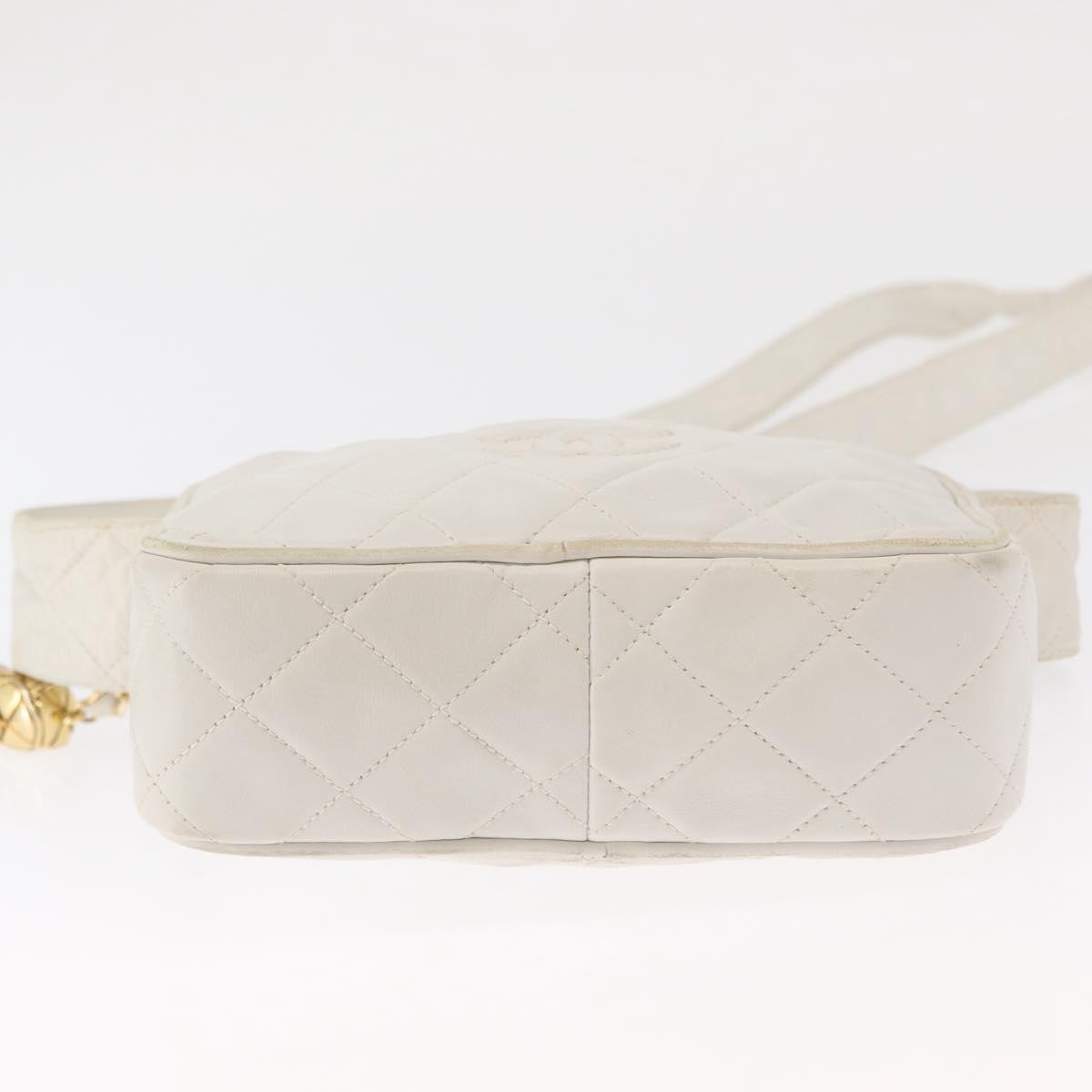 Chanel Vintage Diamond Cc Slit Pocket Camera Quilted Leather White Leather Shoulder Bag Bag (Pre-Owned)