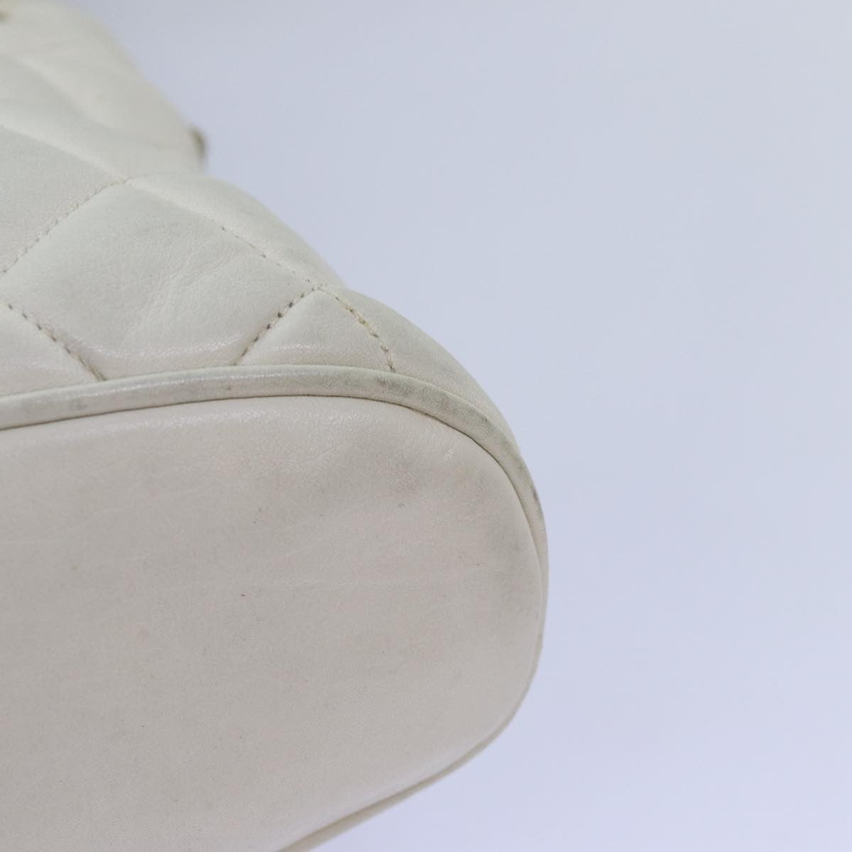 Chanel Vintage Zip Chain Quilted Caviar White Leather Shoulder Bag Bag (Pre-Owned)