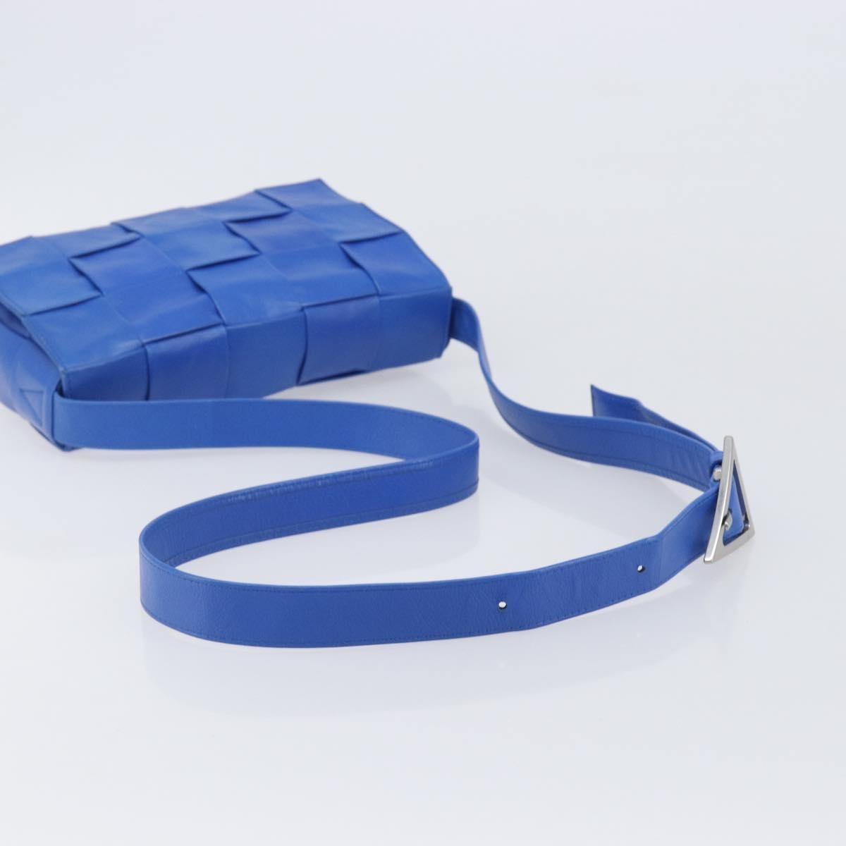 Bottega Veneta Cassette Maxi Intrecciato Leather Blue Leather Crossbody Bag Bag (Pre-Owned)
