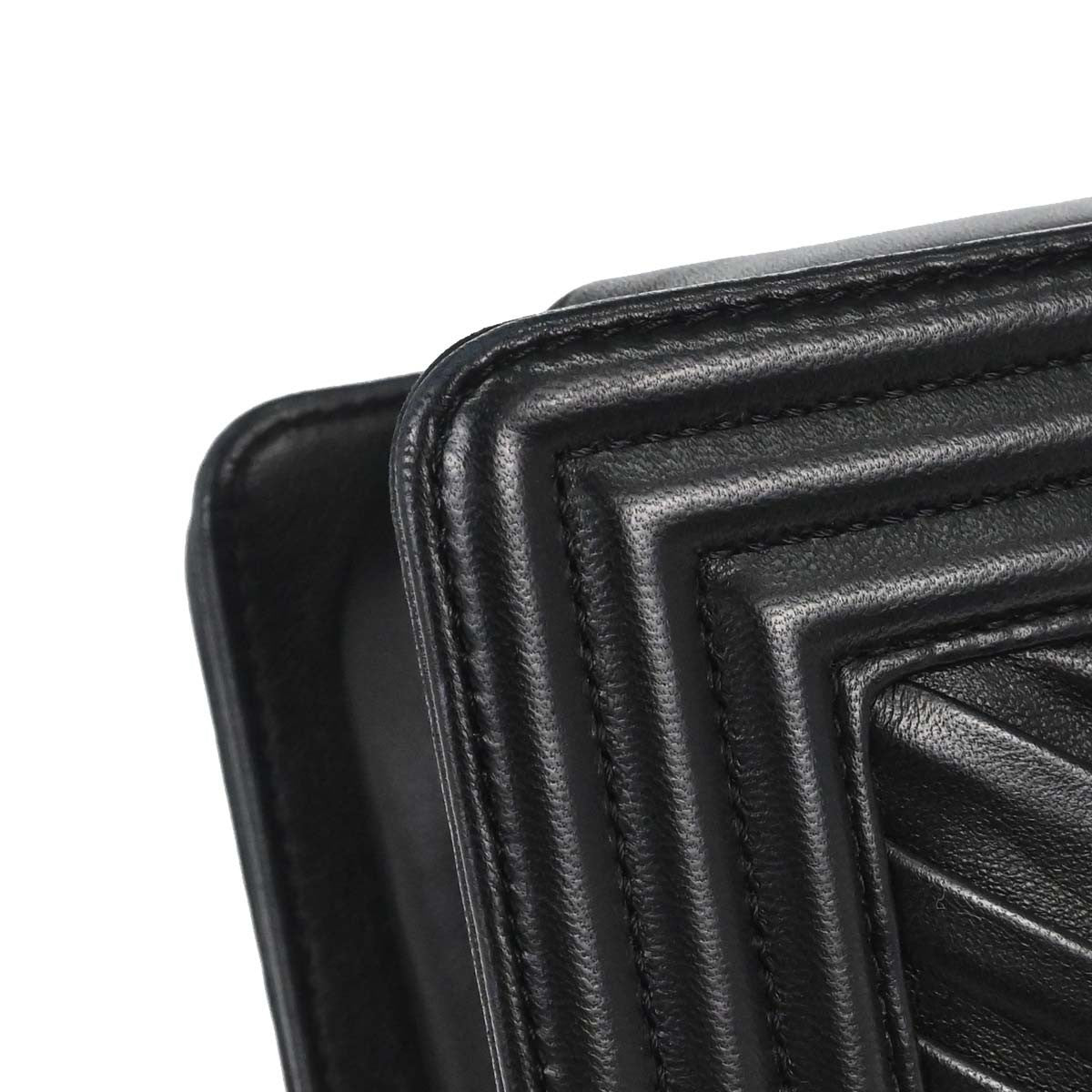 Chanel Boy Chanel Quilted Black Leather Shoulder Bag Bag (Pre-Owned)