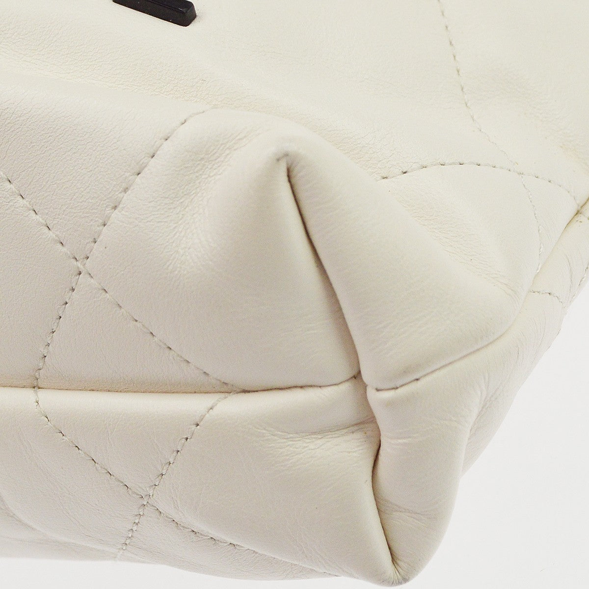 Chanel 22 Chain Hobo Quilted Shaded Calfskin White Leather Shoulder Bag Bag (Pre-Owned)