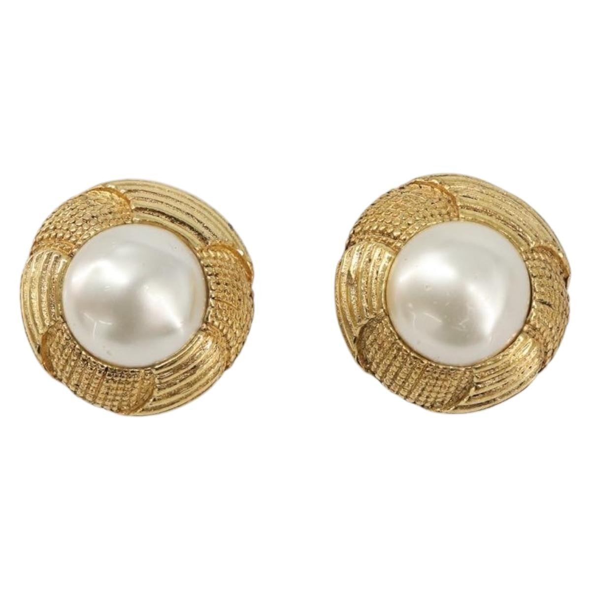 Chanel Vintage Round Clip-On Metal Gold Metal Earrings Jewelry (Pre-Owned)