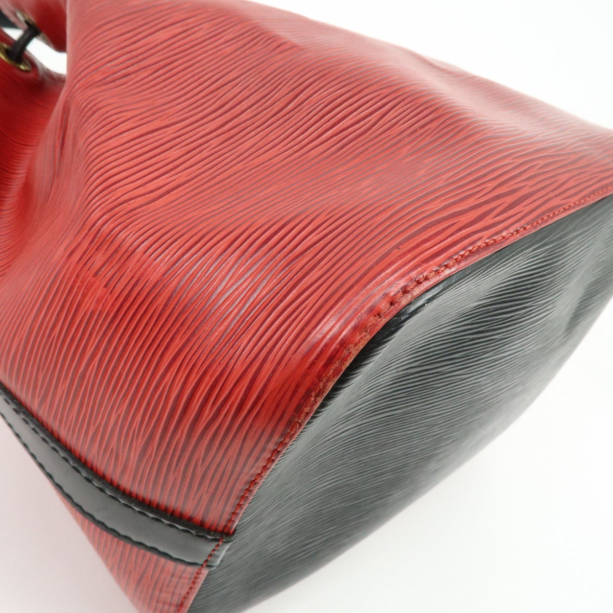 Louis Vuitton Bicolor Petit Noe Epi Leather Red Leather Handbag (Pre-Owned)