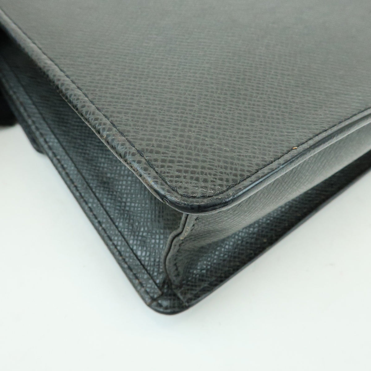 Louis Vuitton Selenga Pochette Taiga Leather Gray Leather Clutche & Pouche Bag (Pre-Owned)