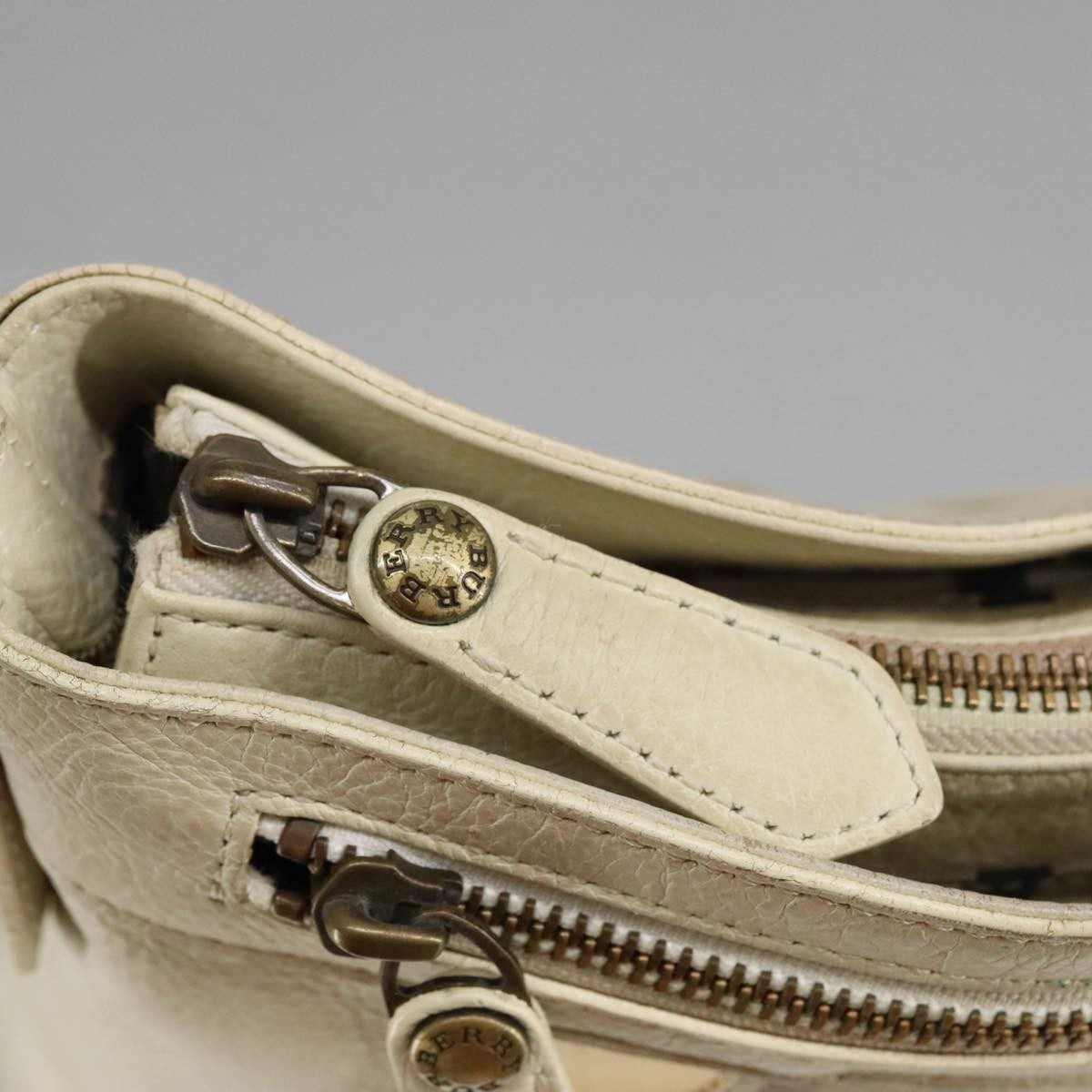 Burberry Vintage Leather White Leather Shoulder Bag Bag (Pre-Owned)