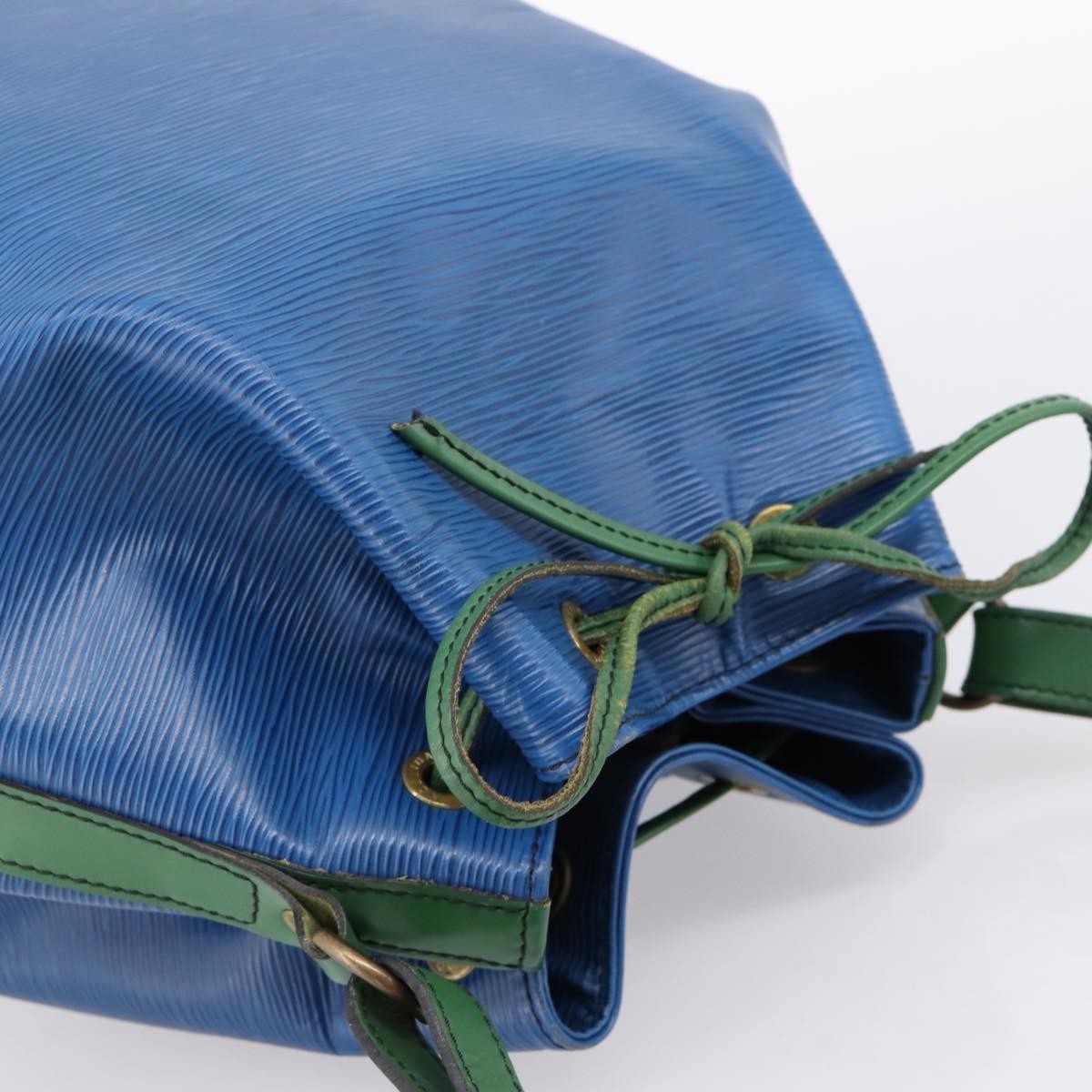 Louis Vuitton Bicolor Noe Epi Leather Blue Leather Handbag (Pre-Owned)