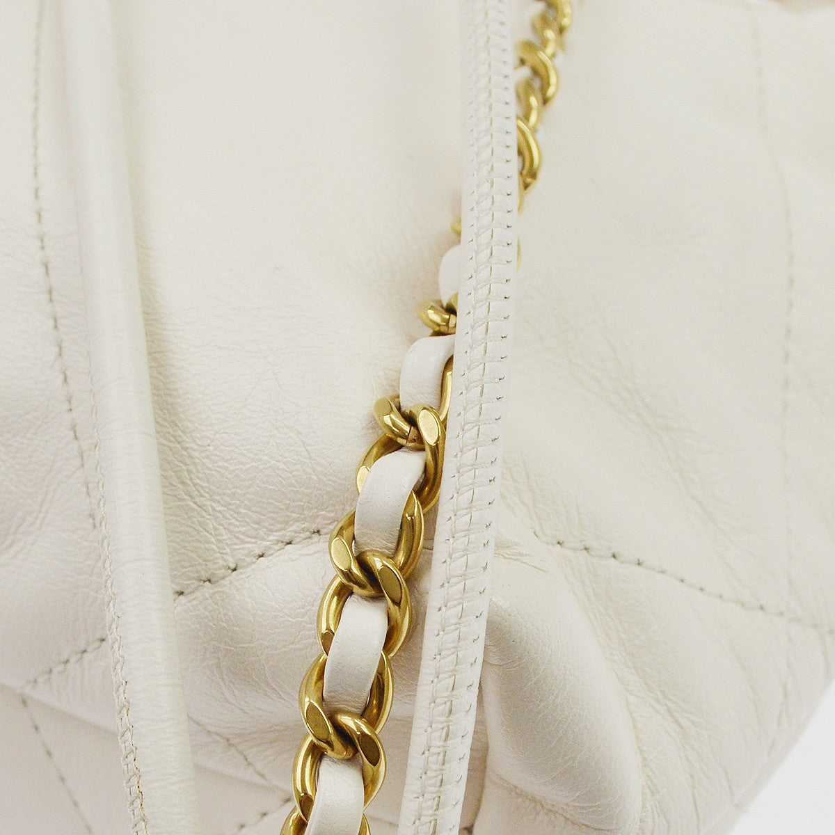 Chanel 22 Chain Hobo Quilted Shaded Calfskin White Leather Shoulder Bag Bag (Pre-Owned)