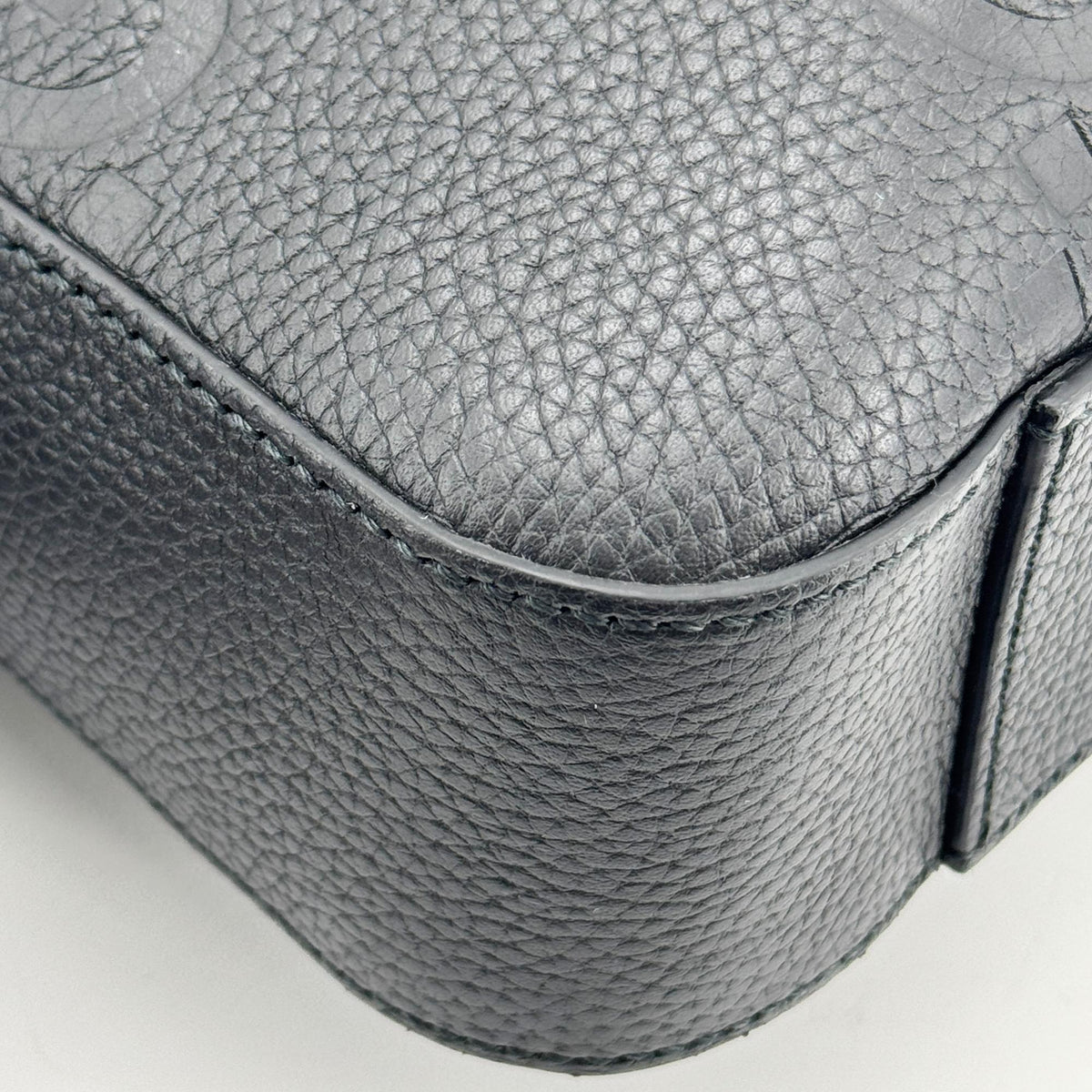 Gucci Convertible Jumbo Gg Embossed Leather Black Leather Tote Bag Bag (Pre-Owned)
